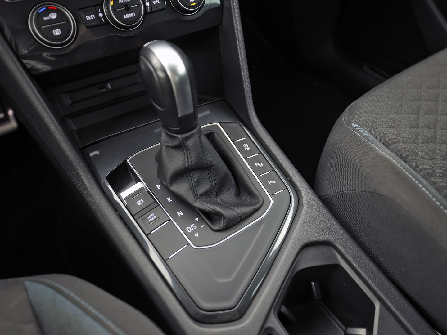 Volkswagen Tiguan 1.5 TSI ACT Highline 150Pk Automaat (VIRTUAL COCKPIT, APPLE CARPLAY, GROOT NAVI, CAMERA, STOELVERWARMING, SPORTSTOELEN, GETINT GLAS, ADAPTIVE CRUISE, NIEUWSTAAT)