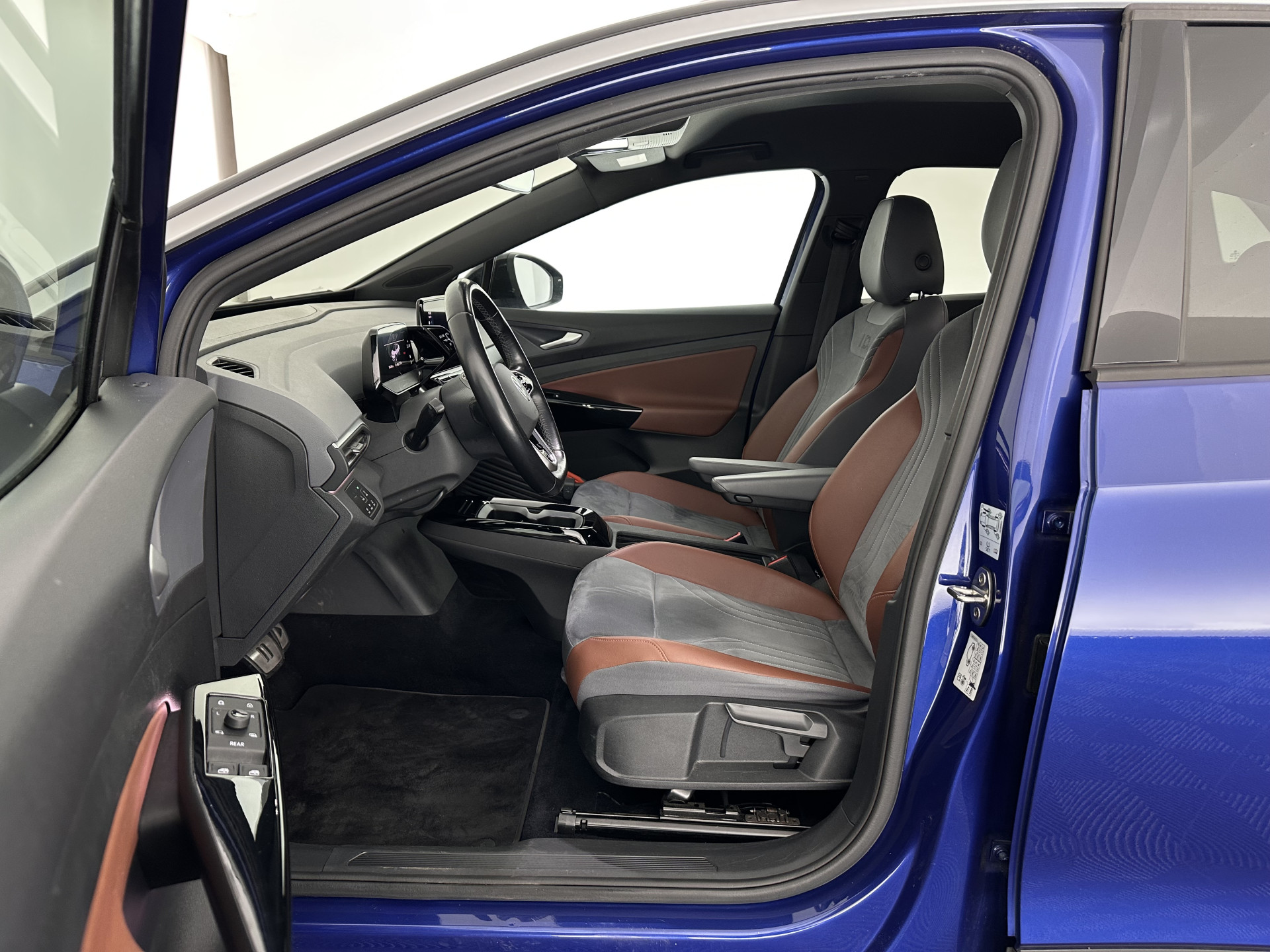 Volkswagen ID.4 First 77 kWh [ 3-Fase-11kW ] {SOH-83%} (INCL-BTW) *LEATHER-MICROFIBRE | FULL-LED | ADAPTIVE-CRUISE | HEATED-COMFORTSEATS | DIGI-COCKPIT | AMBIENTLIGHT | NAVI-FULLMAP | PDC | TOWBAR | PRIVACY-GLASS | CAMERA | 20''ALU*