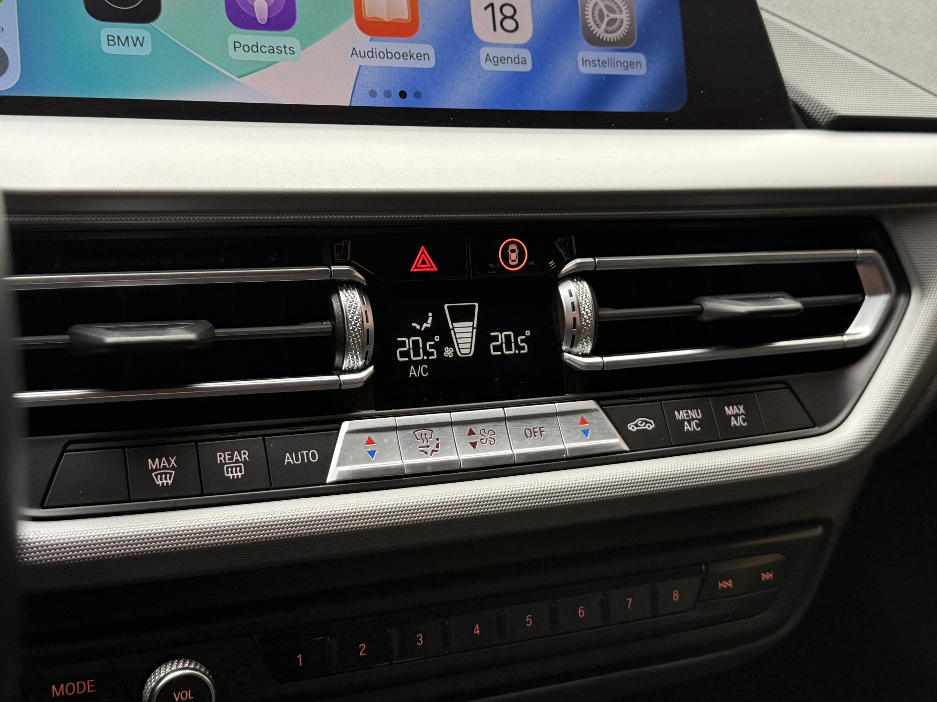 BMW 1-serie 116i Business Edition | Zwarte grill | Apple Carplay | DAB+ | PDC V+A