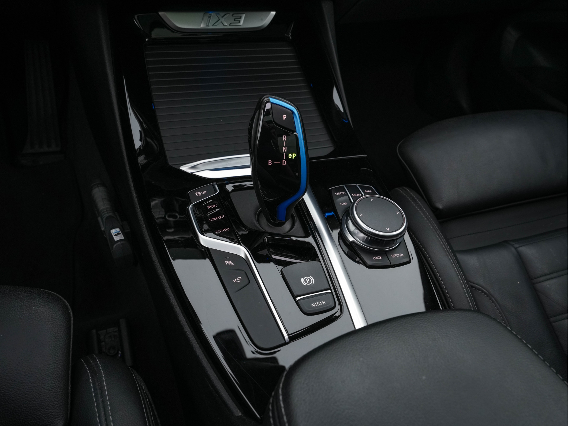 BMW iX3 High Executive 80 kWh [ 3-Fase ] {SOH-100%} (INCL-BTW) *PANO | LEATHER | FULL-LED | DAB | CARPLAY | ADAPTIVE-CRUISE | DIGI-COCKPIT | BLINDSPOT | HARMAN/KARDON-SOUNDSYTEM | HEAD-UP | KEYLESS | TOP-VIEW | SPORT-SEATS | TOWBAR  | .