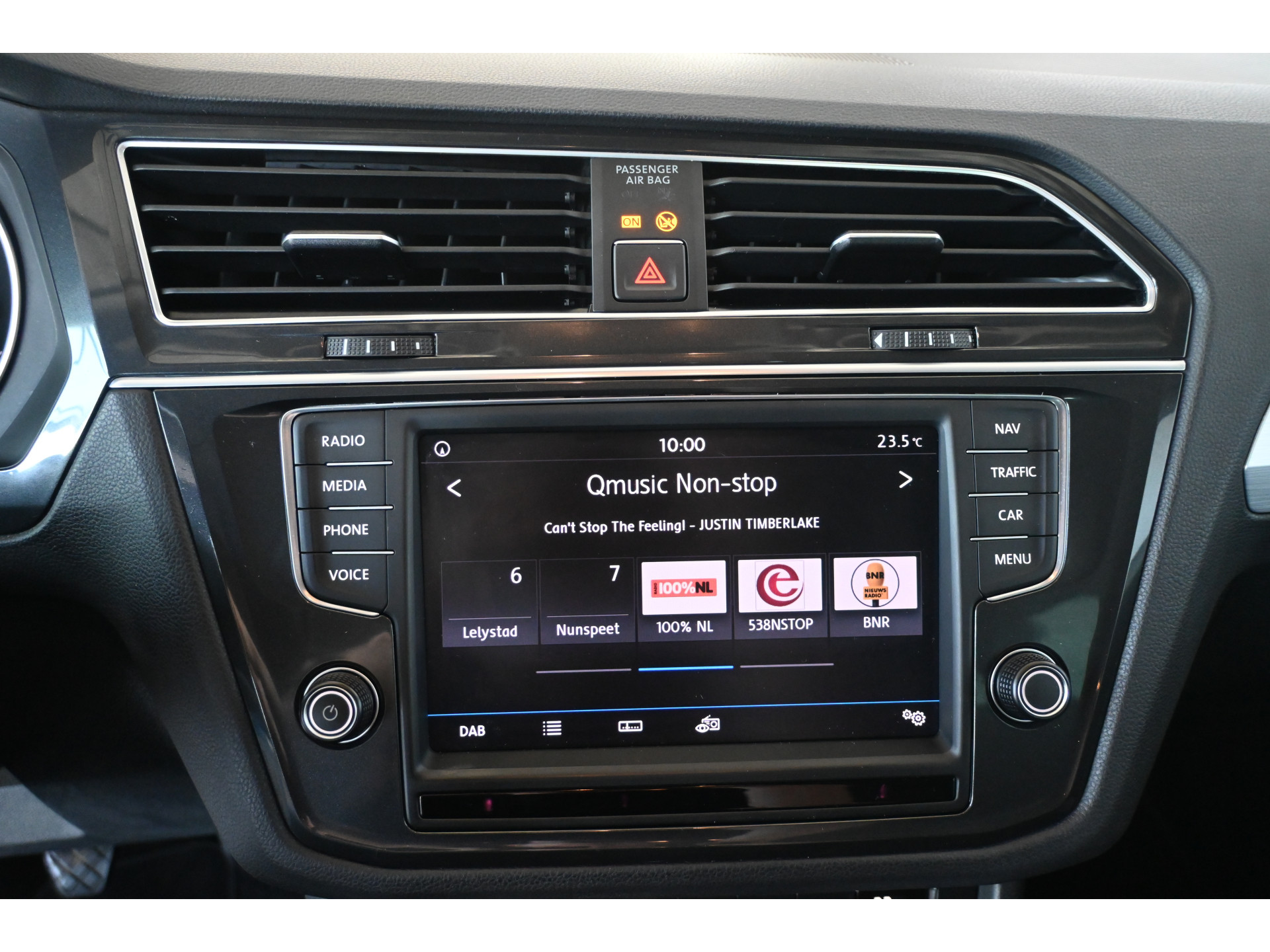 Volkswagen Tiguan 1.4 TSI Highline R-Line Clima Navigatie Carplay 1e Eigenaar Trekhaak Rijklaarprijs! Inruil Mogelijk!