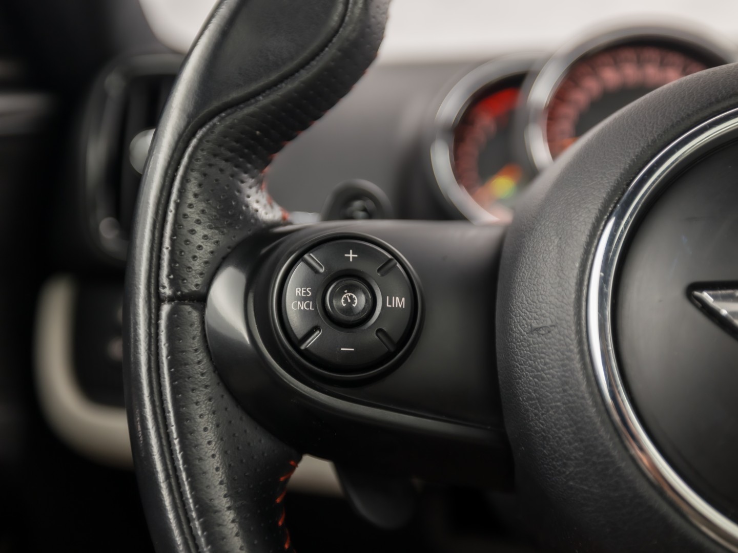 MINI Countryman 2.0 Cooper S John Cooper Works Chili 192Pk Automaat (PANORAMADAK, GROOT NAVI, LEDER, HARMAN/KARDON, CAMERA, STOELVERWARMING, SPORTSTOELEN, GETINT GLAS, NIEUWSTAAT)