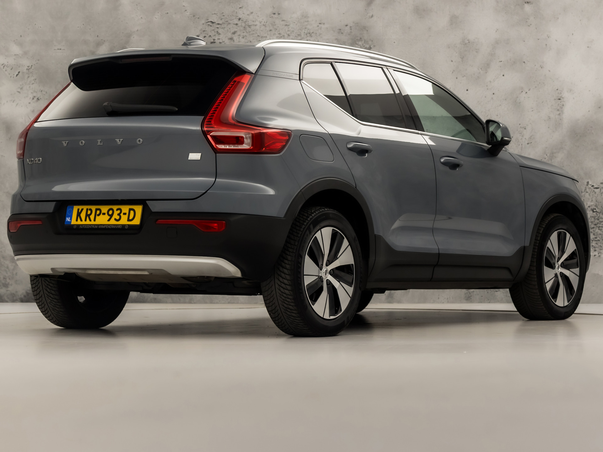 Volvo XC40 1.5 T4 Recharge Inscription 211Pk Automaat (APPLE CARPLAY, STUUR/STOELVERWARMING, MEMORY SEATS, CAMERA, STOELVERWARMING ACHTER, KEYLESS, GETINT GLAS, ELEK ACHTERKLEP, ZWART HEMEL, NIEUWSTAAT)