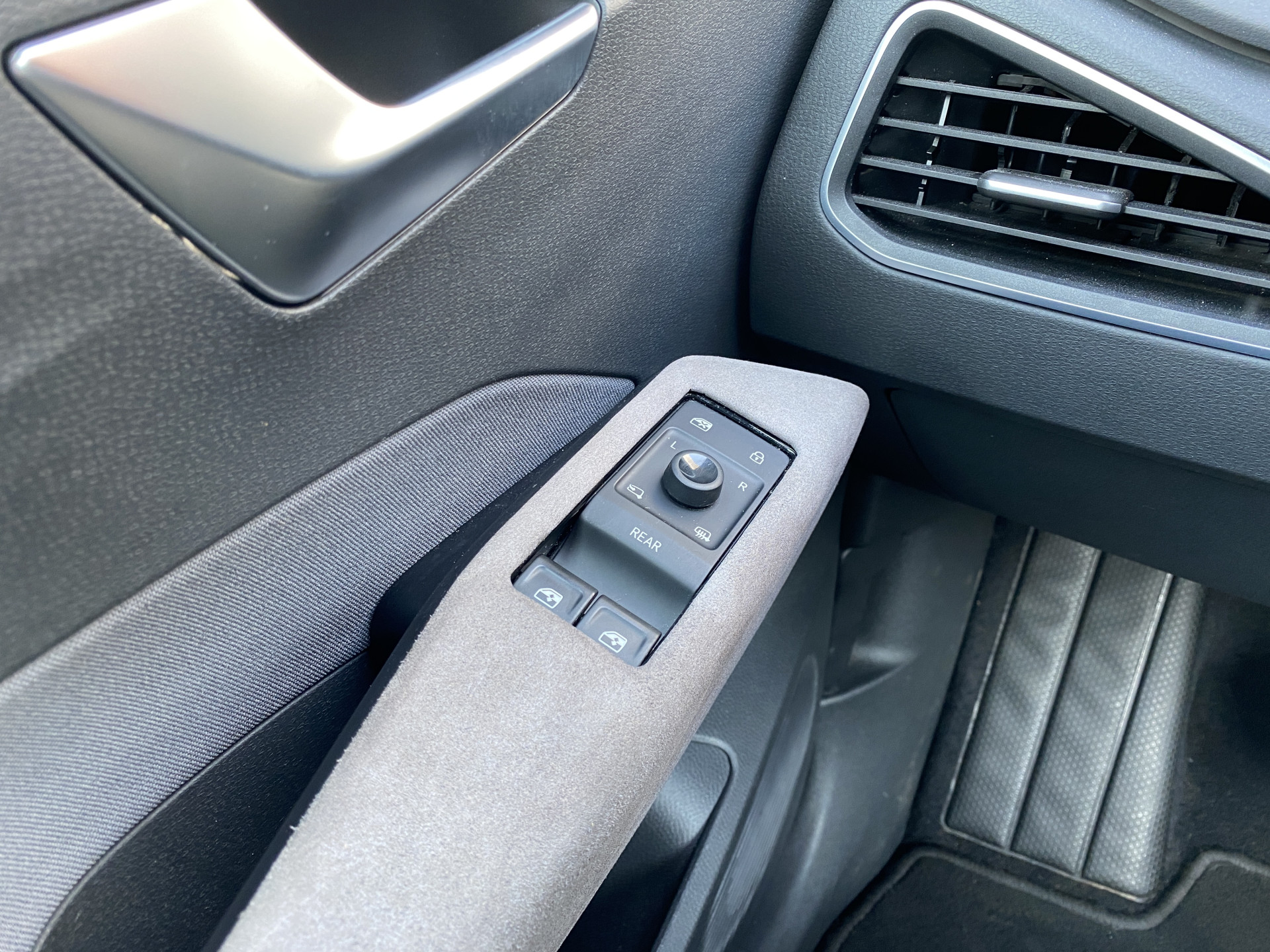 Volkswagen ID.3 Pure 45 kWh 150 pk | dealer onderhouden | navigatie | adapt. cruise | parkeersensoren | apple carplay