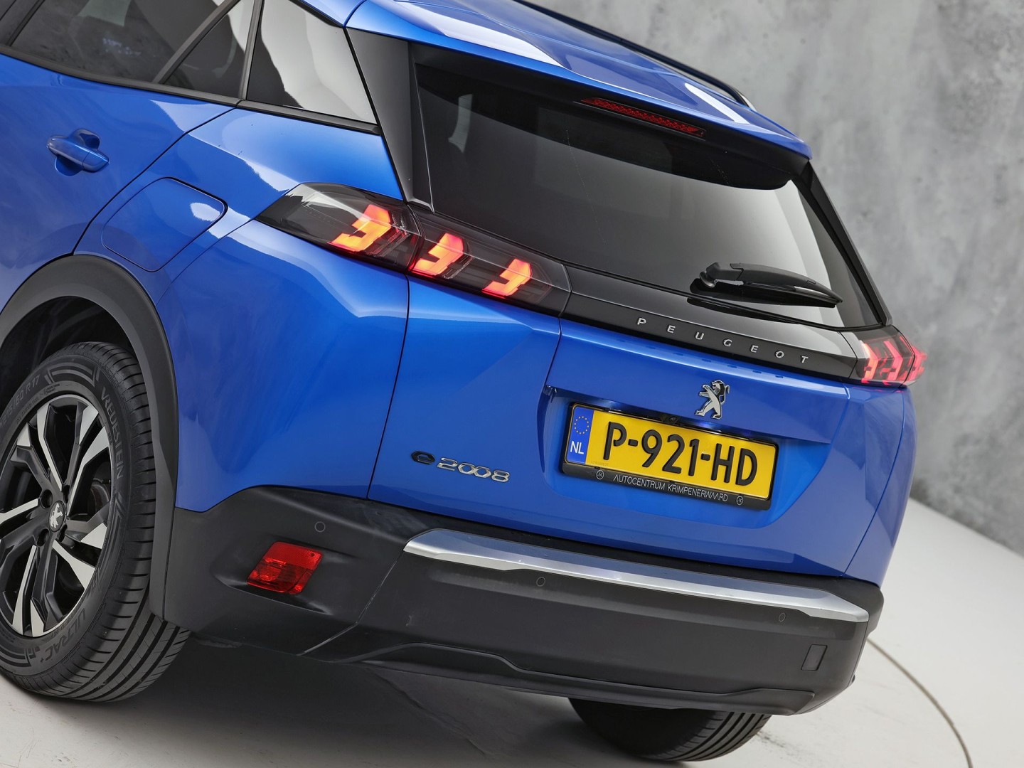 Peugeot e-2008 EV Blue Sport Allure 50 kWh Automaat (SOH 91,2%, APPLE CARPLAY, GROOT NAVI, 360 CAMERA, SPORTSTOELEN, GETINT GLAS, KEYLESS, NIEUWSTAAT)