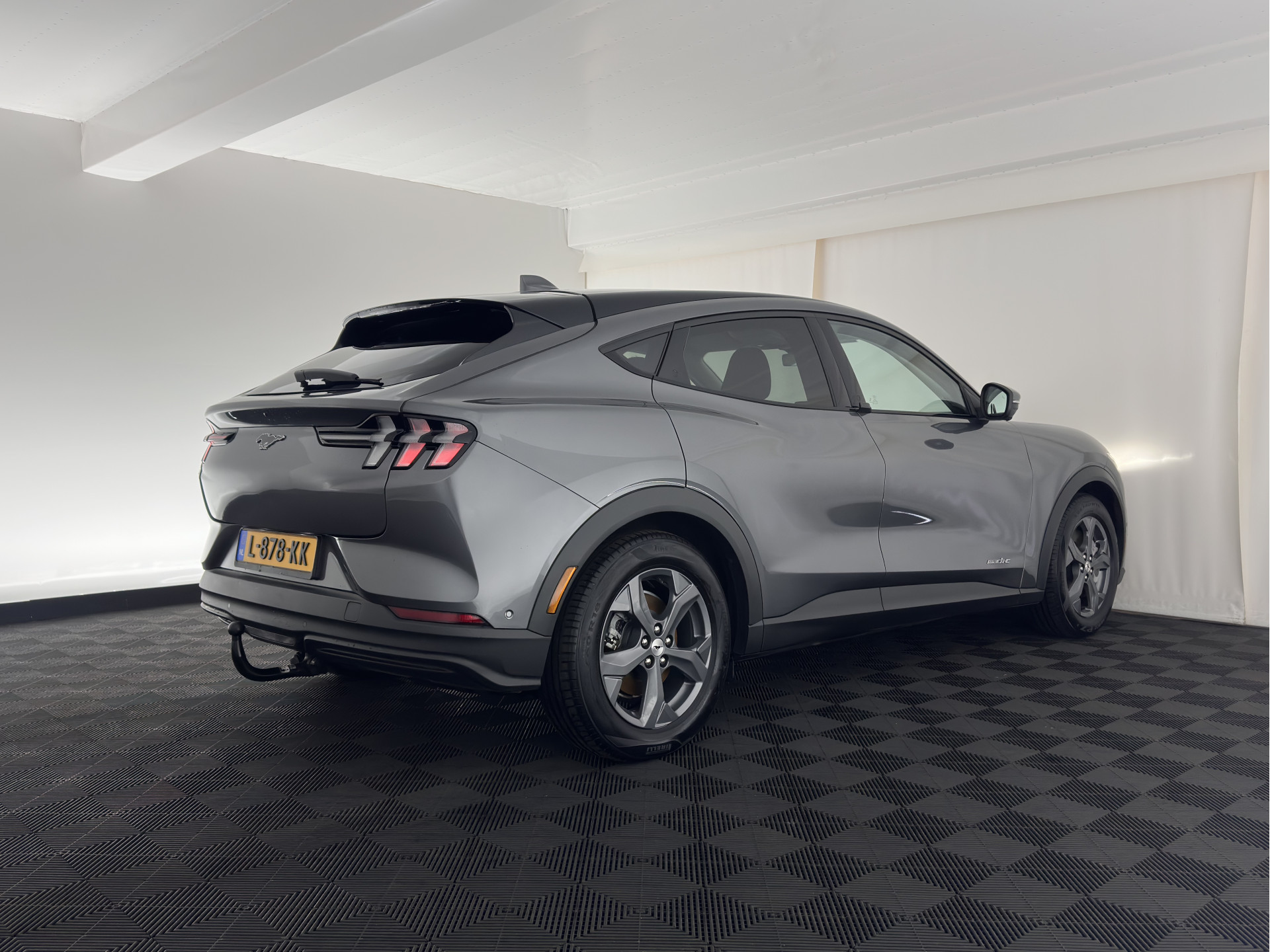 Ford Mustang Mach-E RWD 75 kWh (3-Fase) {SOH-93%} (INCL-BTW) Aut. *LEATHER | FULL-LED | DAB+ | DIGI-COCKPIT | KEYLESS | NAVI-FULLMAP | TOPVIEW | LANE-ASSIST | BLINDSPOT | CARPLAY | HEATED-COMFORTSEATS | PRIVACY-GLASS |TOWBAR | 18"ALU*