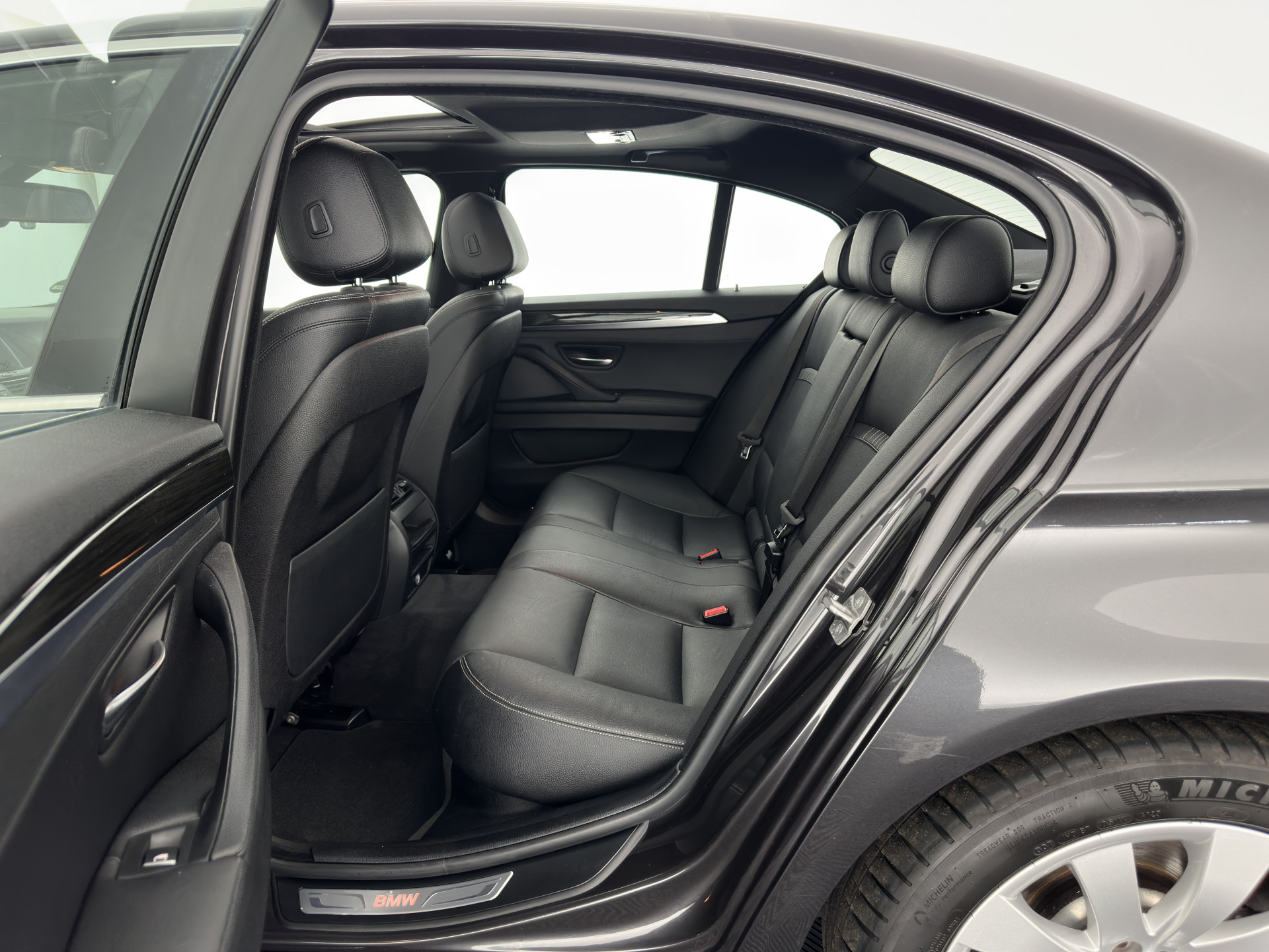 BMW 5-serie 518d Luxury-Line High Executive Aut. *PANO | LUXURY-LEATHER | BI-XENON | NAVI-FULLMAP | HEATED-COMFORTSEATS | HIFI-SOUND | CAMERA | ECC | PDC | CRUISE | 18''ALU*