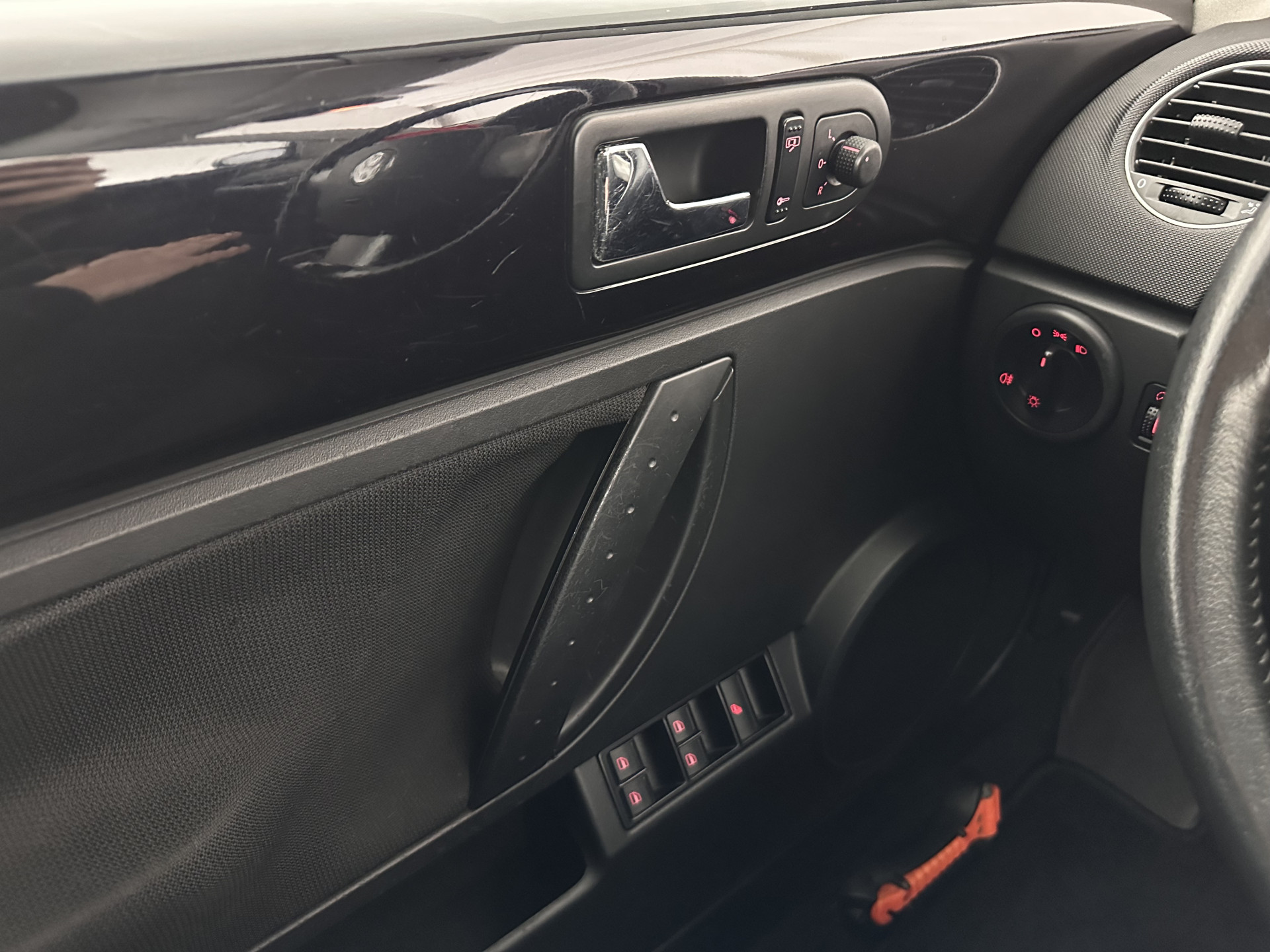 Volkswagen New Beetle Cabriolet 1.6 Highline *AIRCO | CRUISE | COMFORTSEATS | RADIO-CD/MP3 | 17''ALU*