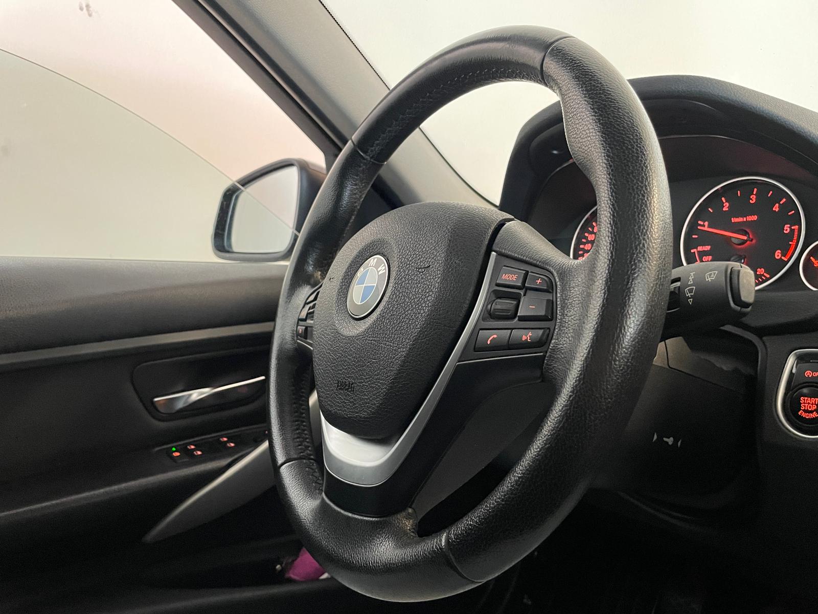 BMW 3-serie Touring 318d xDrive Executive PANORAMADAK AIRCO NAVI CRUISE BLUEOOTH ELEK RAMEN CENT VERG KEURIGE AUTO