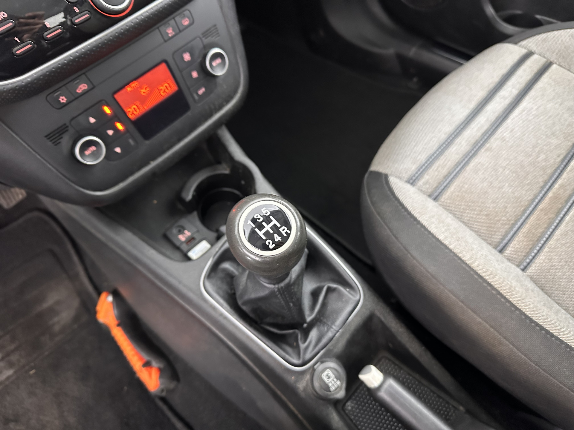 Fiat Punto Evo 1.3 M-Jet Dynamic *ECC | PDC | CRUISE | COMFORT-SEATS | TOWBAR | RADIO-CD/MP3 | 15''ALU *