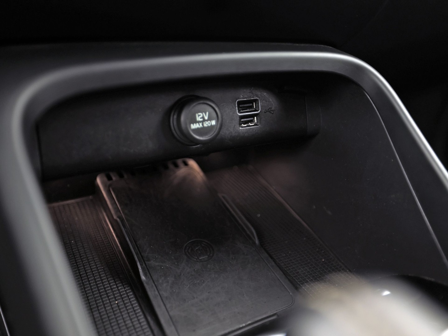 Volvo XC40 1.5 T5 Twin Engine R-Design 252Pk Automaat (PANORAMADAK, GROOT NAVI, CAMERA, HARMAN/KARDON, SPORTSTOELEN, LEDER/ALCANTARA, ELEK ACHTERKLEP, NIEUWE APK,  NIEUWSTAAT)