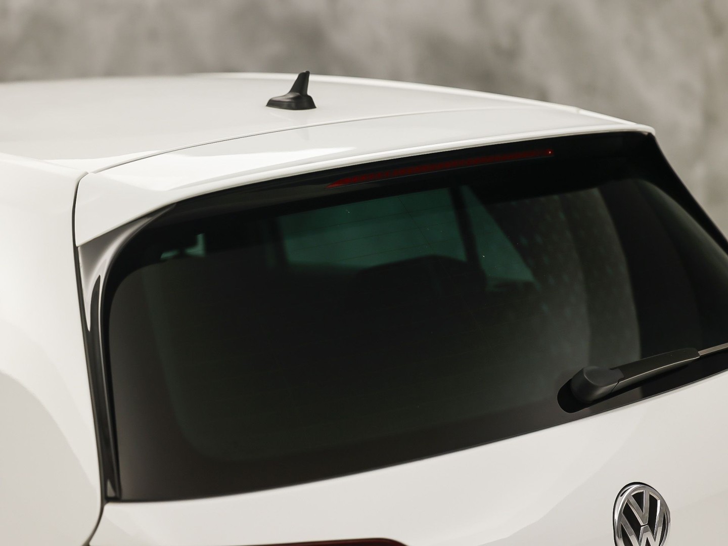 Volkswagen Golf 2.0 TSI GTI Performance 245Pk Automaat (VIRTUAL COCKPIT, APPLE CARPLAY, GROOT NAVI, MODE KNOP, DYNAUDIO, CAMERA, STOELVERWARMING, ADAPTIVE CRUISE, DODEHOEK DETECTOR, NIEUWSTAAT)