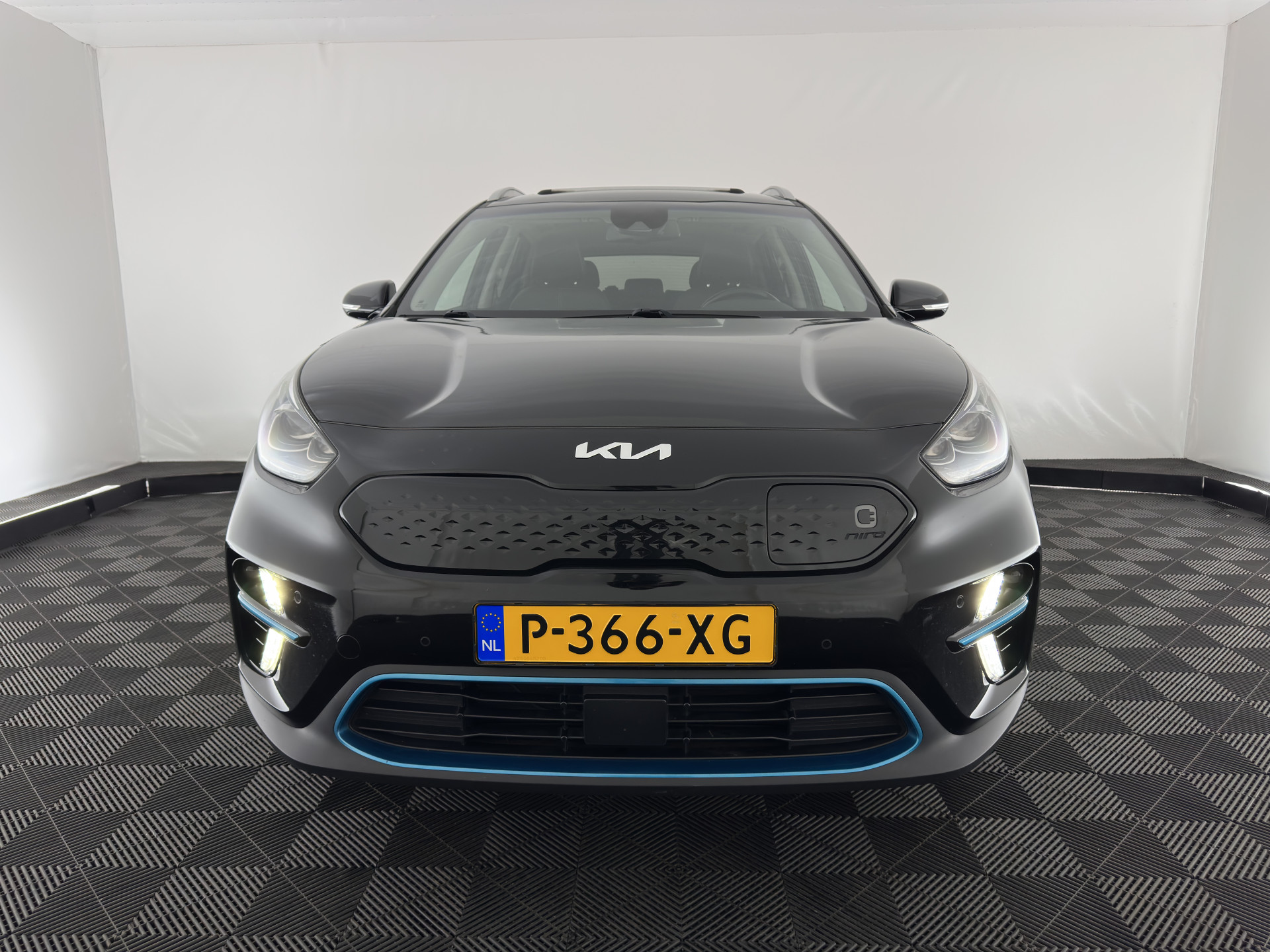 Kia e-Niro ExecutiveLine 64 kWh [ 3-Fase ] {SOH-100%} (INCL-BTW) Aut. *PANO | LEATHER | JBL-AUDIO | FULL-LED | NAVI-FULLMAP | DAB | ADAPTIVE-CRUISE | CAMERA | MEMORY-PACK | LANE-ASSIST | CCS-FASTLOADER | KEYLESS | DIGI-COCKPIT | 17"ALU*