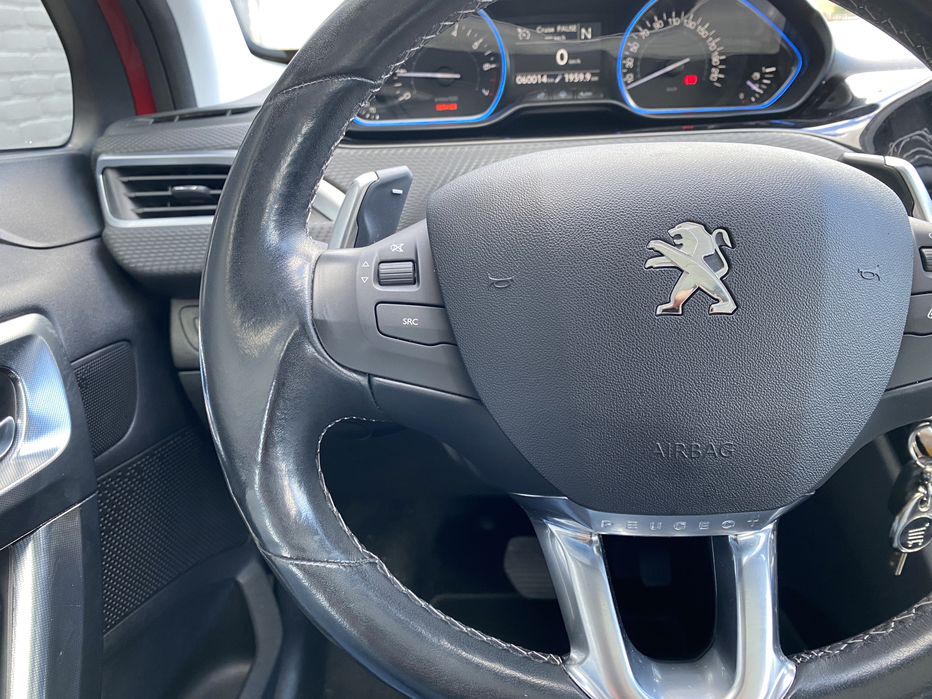 Peugeot 2008 1.2 PureTech Allure AUT. | dealer onderh. | panoramadak | trekhaak | navigatie | cruise control | all season banden