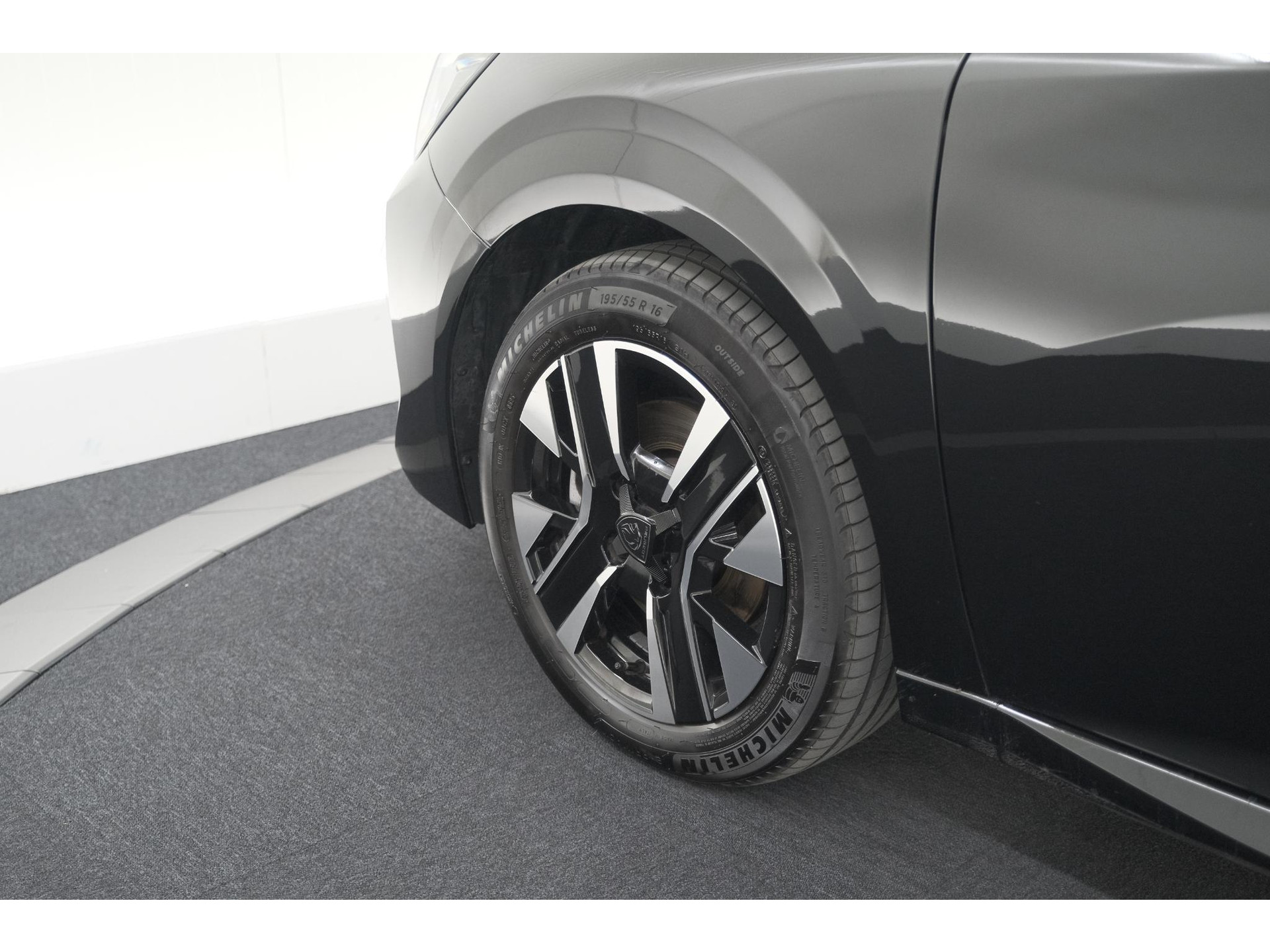 Peugeot 208 PureTech 100 Allure | Apple Carplay | Parkeersensoren | Climate Control