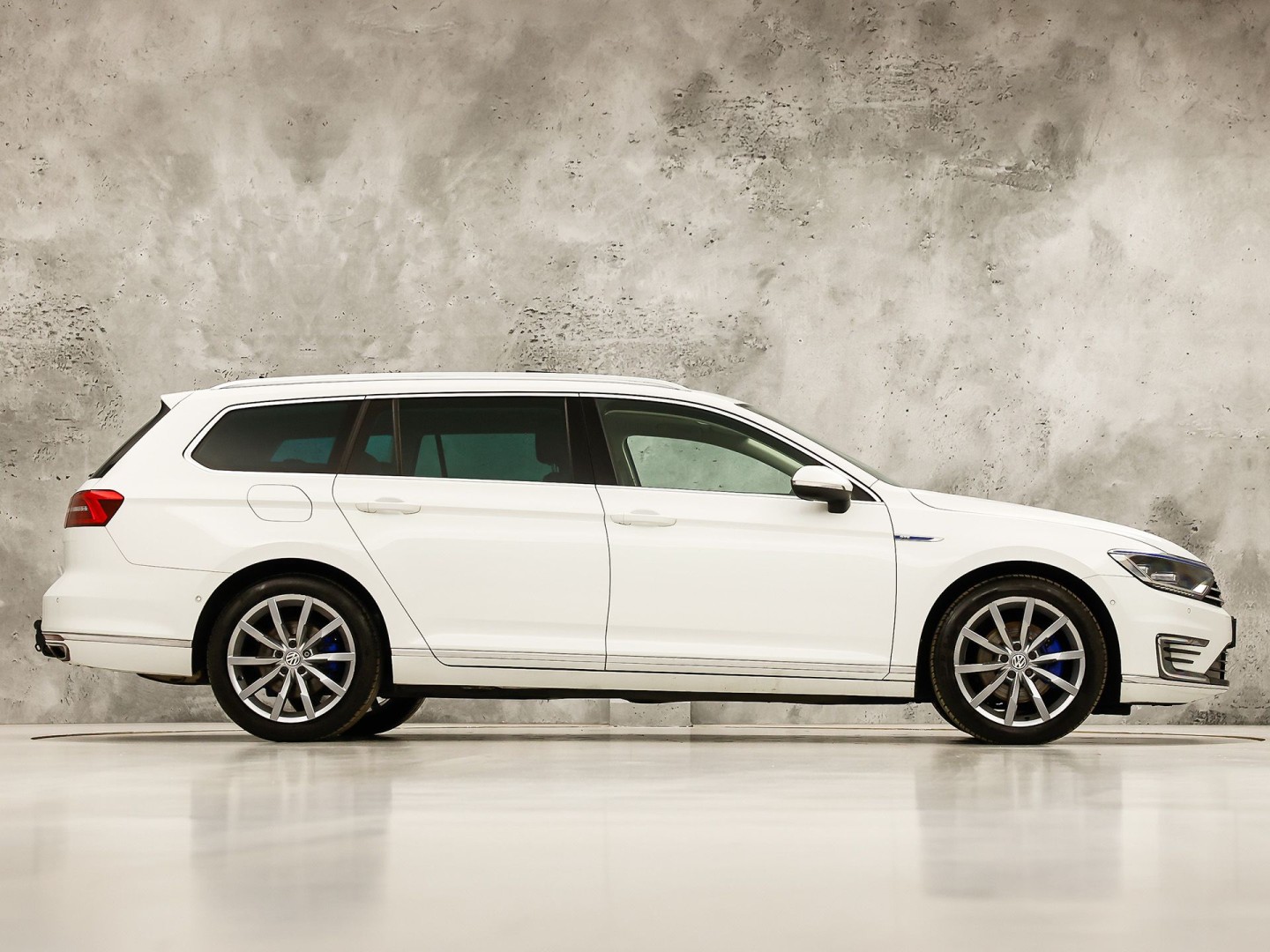 Volkswagen Passat Variant 1.4 TSI GTE HighLine Sport Automaat (PANORAMADAK, APPLE CARPLAY, SOH 77,9%, GROOT NAVI, CAMERA, TREKHAAK, KEYLESS, SPORTSTOELEN, STOELVERWARMING, GETINT GLAS, NIEUWSTAAT)
