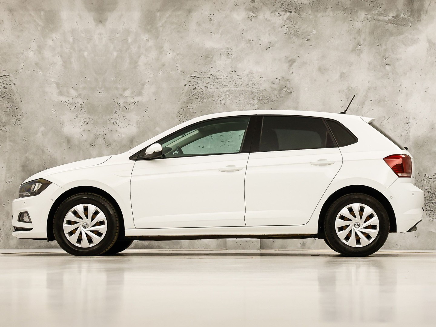 Volkswagen Polo 1.0 TSI Sportline Automaat (APPLE CARPLAY, GROOT NAVI, GETINT GLAS, ADAPTIVE CRUISE, SPORTSTOELEN, PARKEERSENSOREN, NIEUWE APK, NIEUWSTAAT)