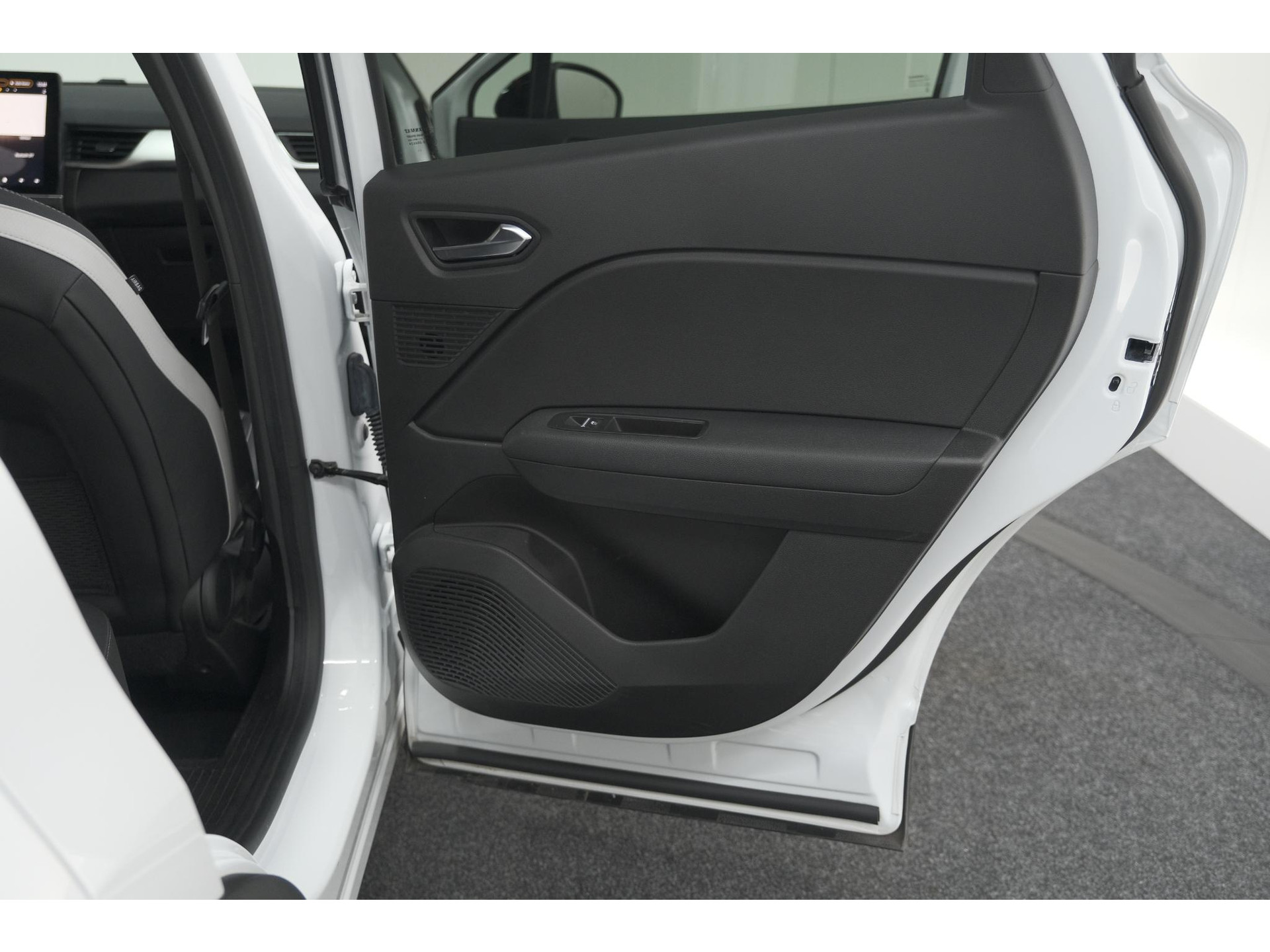 Renault Captur 1.6 E-Tech Plug-in Hybrid 160 Intens | Trekhaak | Camera | Adaptieve Cruise Control | Dodehoekdetectie