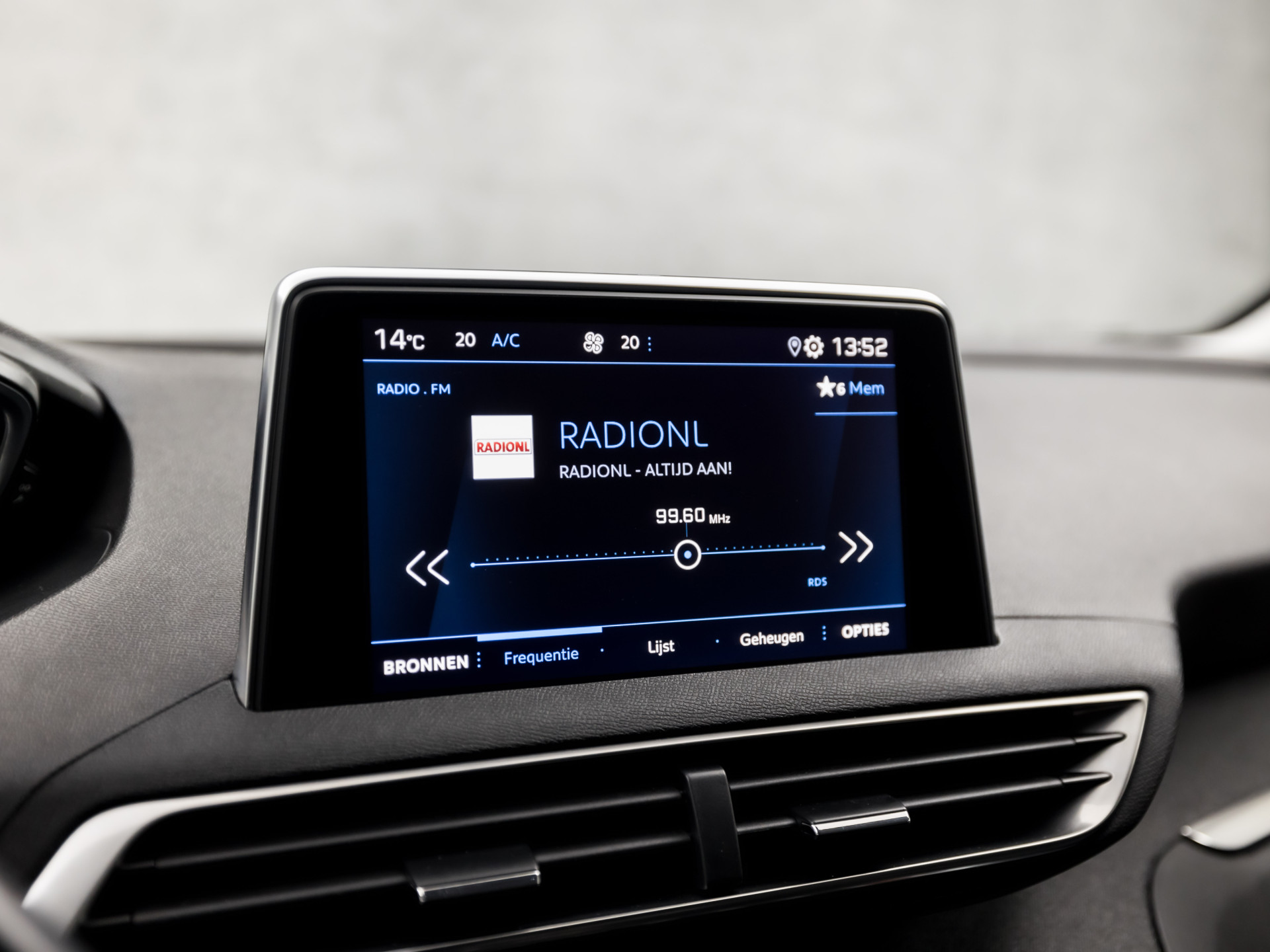 Peugeot 3008 1.2 PureTech Allure Automaat (APPLE CARPLAY, LED KOPLAMPEN, FOCAL AUDIO, LEDER, SPORTSTOELEN, GETINT GLAS, CRUISE, DAKRAILS, NIEUWSTAAT)