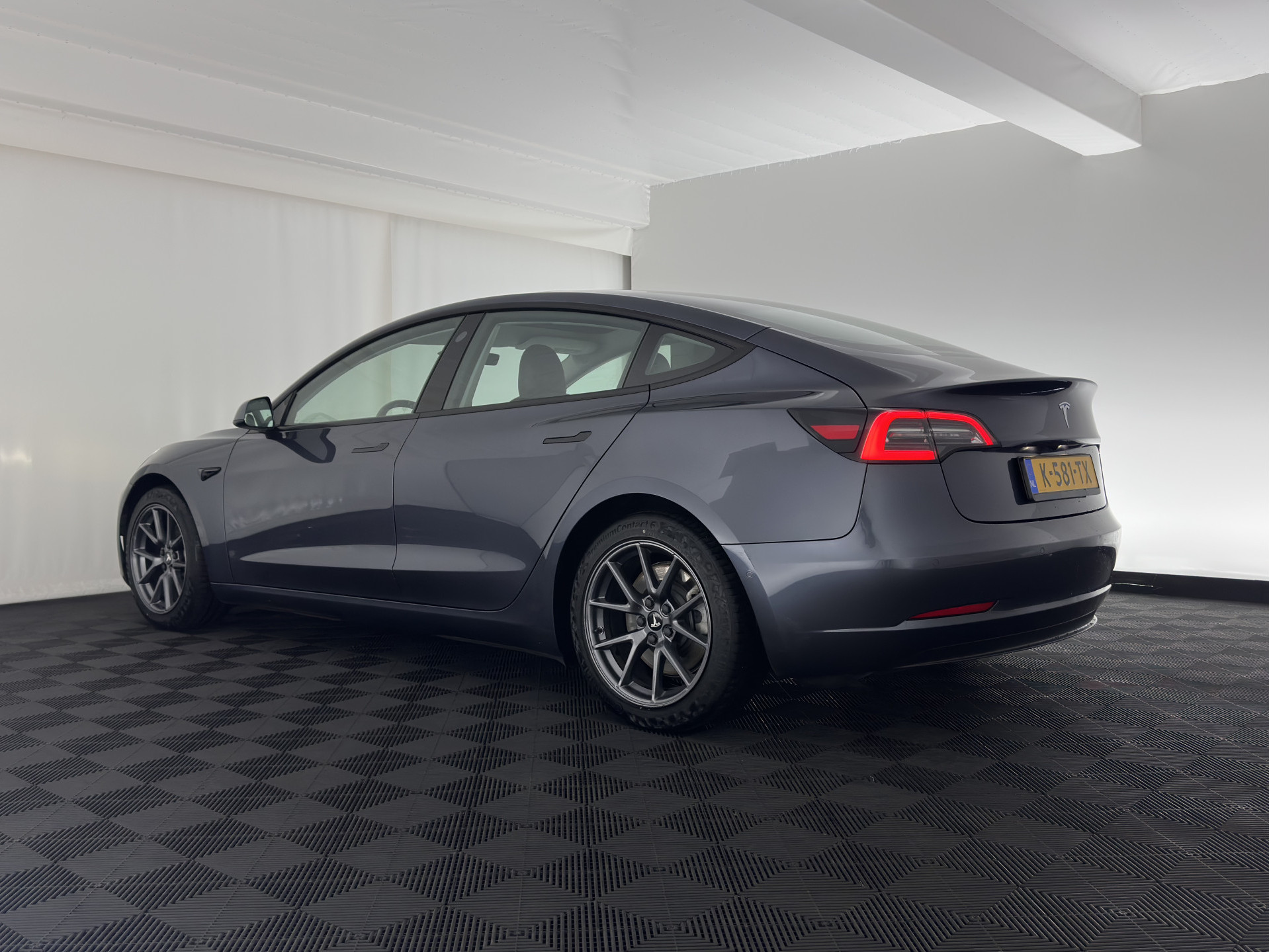 Tesla Model 3 Standard RWD Plus 60 kWh [ 3-Fase ] (INCL-BTW) Aut. *PANO | AUTO-PILOT | LEATHER | KEYLESS | FULL-LED | MEMORY-PACK | TOP-VIEW | DAB | CARPLAY | DIGI-COCKPIT | LANE-ASSIST | COMFORT-SEATS | 18"ALU*