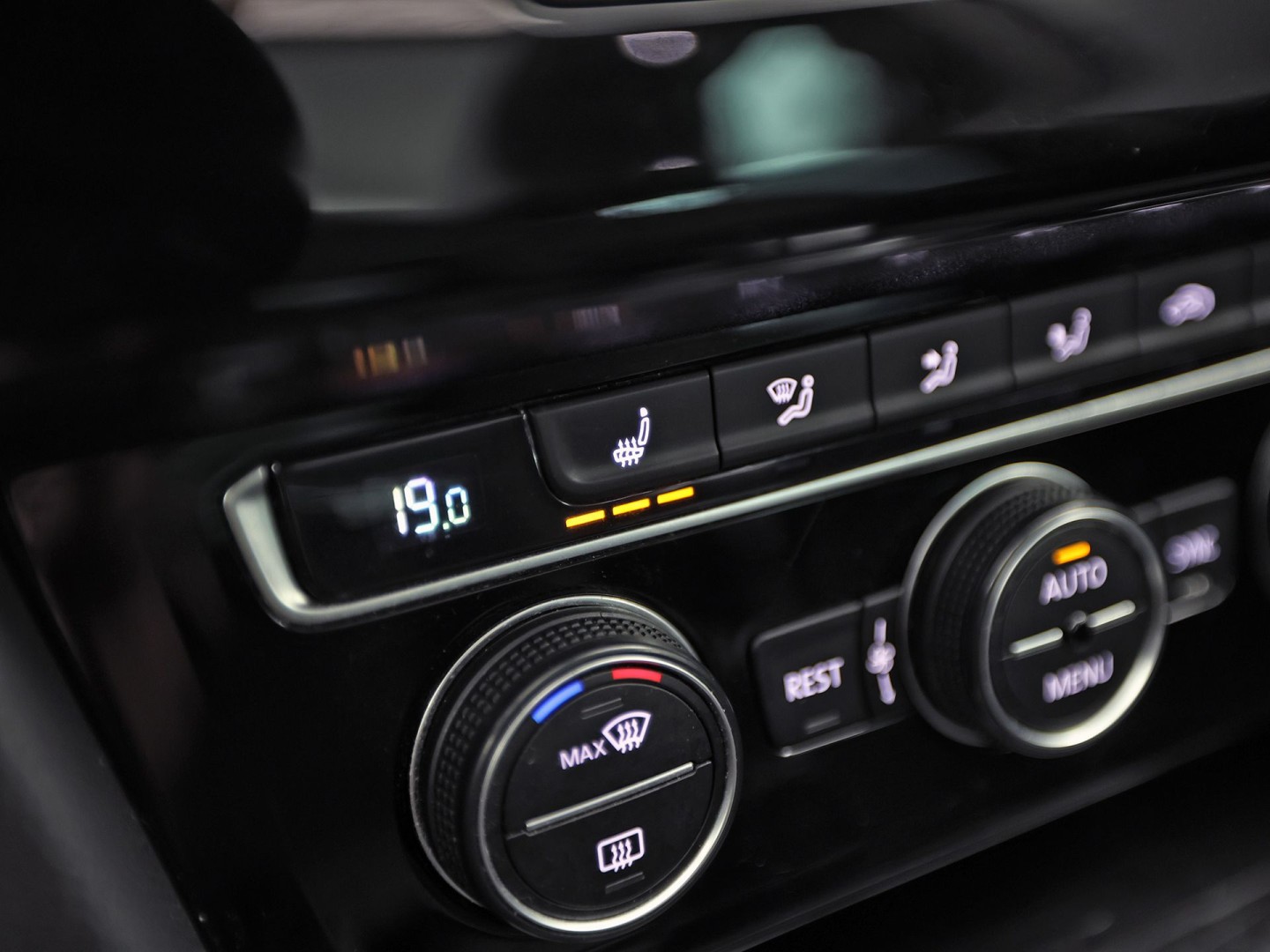 Volkswagen Passat Variant 1.4 TSI GTE HighLine Sport Automaat (PANORAMADAK, APPLE CARPLAY, SOH 77,9%, GROOT NAVI, CAMERA, TREKHAAK, KEYLESS, SPORTSTOELEN, STOELVERWARMING, GETINT GLAS, NIEUWSTAAT)