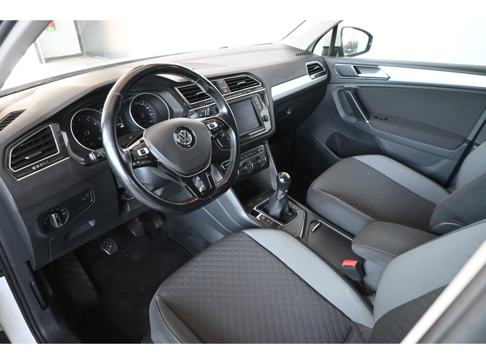 Volkswagen Tiguan 1.4 TSI Highline R-Line Clima Navigatie Carplay 1e Eigenaar Trekhaak Rijklaarprijs! Inruil Mogelijk!