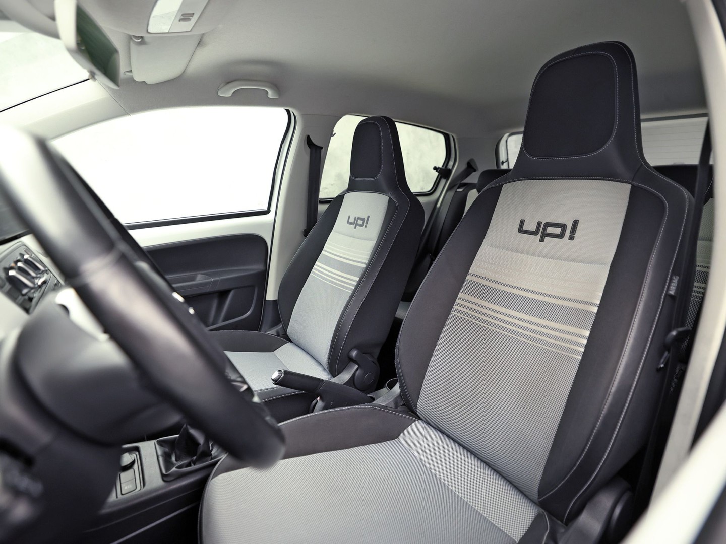 Volkswagen up! 1.0 high up! (NAVIGATIE, 5 DEURS, GETINT GLAS, LM VELGEN, SPORTSTOELEN, PARKEERSENSOREN, ELEK RAMEN, NIEUWSTAAT)