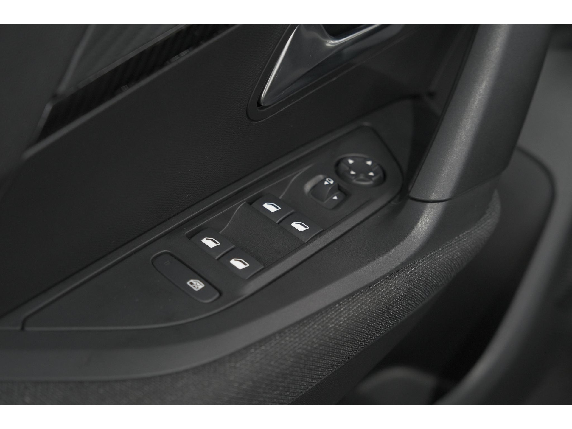 Peugeot 2008 1.2 Hybrid 136 Style | Apple Carplay | Parkeersensoren | Climate Control