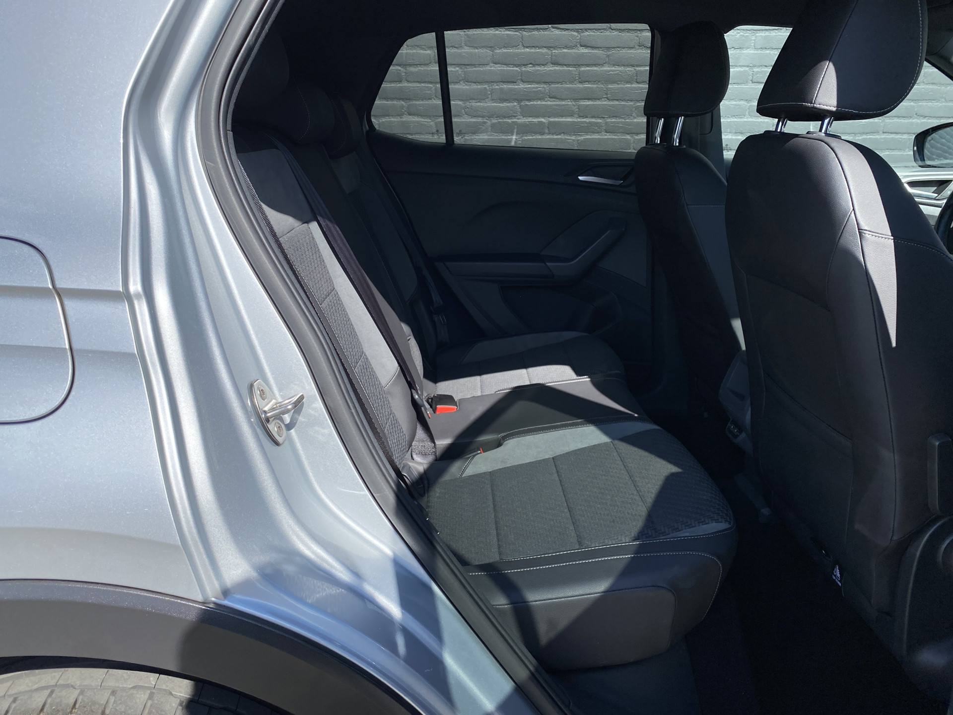 Volkswagen T-Cross 1.0 TSI R Line 116 pk | dealer onderh. | virtual cockpit | navigatie | camera | stoelverwarming | apple carplay | keyless go