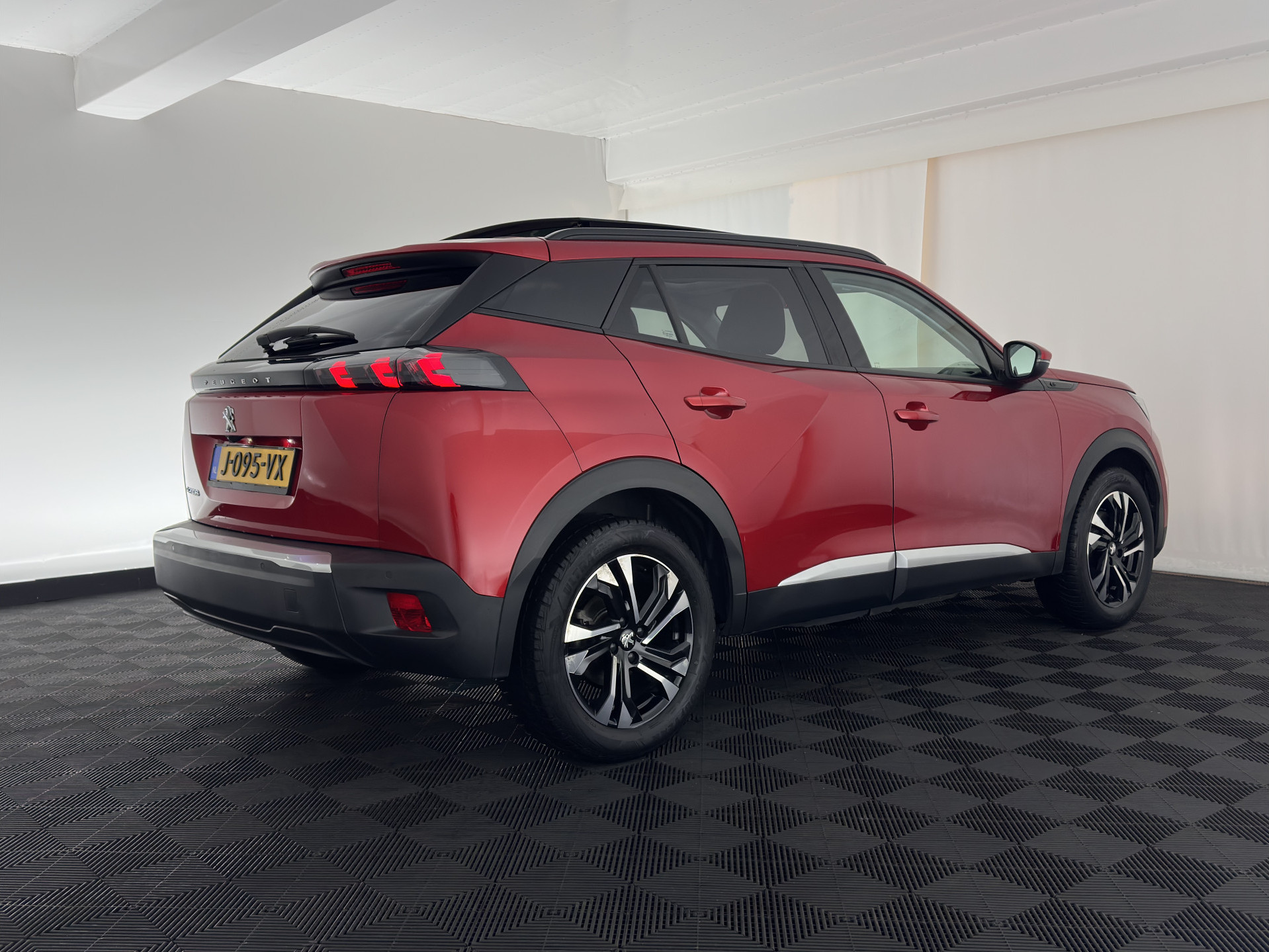 Peugeot e-2008 EV Allure 50 kWh [ 3-Fase ] {SOH-84%} (INCL-BTW) *PANO | LEATHER-FABRIC | FULL-LED | SPORT-SEATS | DIGI-COCKPIT | CAMERA | KEYLESS | PRIVACY-GLASS | DAB+ | NAVI-FULLMAP | ECC | CARPLAY | LANE-ASSIST | PDC | CRUISE | 17''ALU*