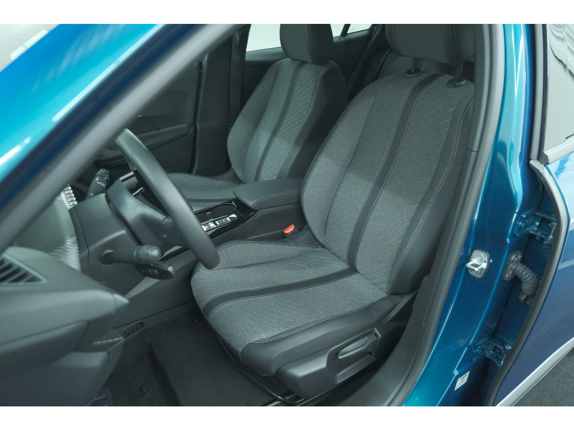 Peugeot e-2008 EV Allure Avantage 54 kWh | SOH 97,8% | 11 KW Lader | Apple Carplay | Parkeersensoren