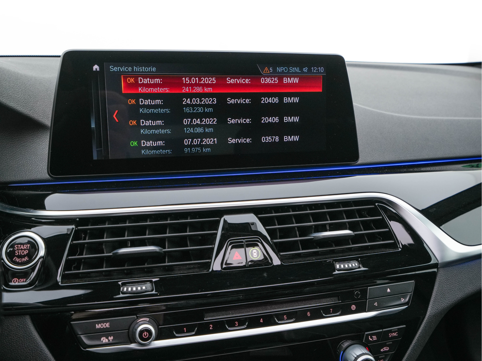 BMW 5-serie Touring 530d Sportline High Executive Aut. *PANO | LEATHER | FULL-LED | MEMORY-PACK | TOP-VIEW | HEATED-COMFORTSEATS | NAVI-FULLMAP | PRIVACY-GLASS | AMBIENT-LIGHT | ECC | CARPLAY | PDC | TOWBAR | SHIFT-PADDLES | 20"ALU*