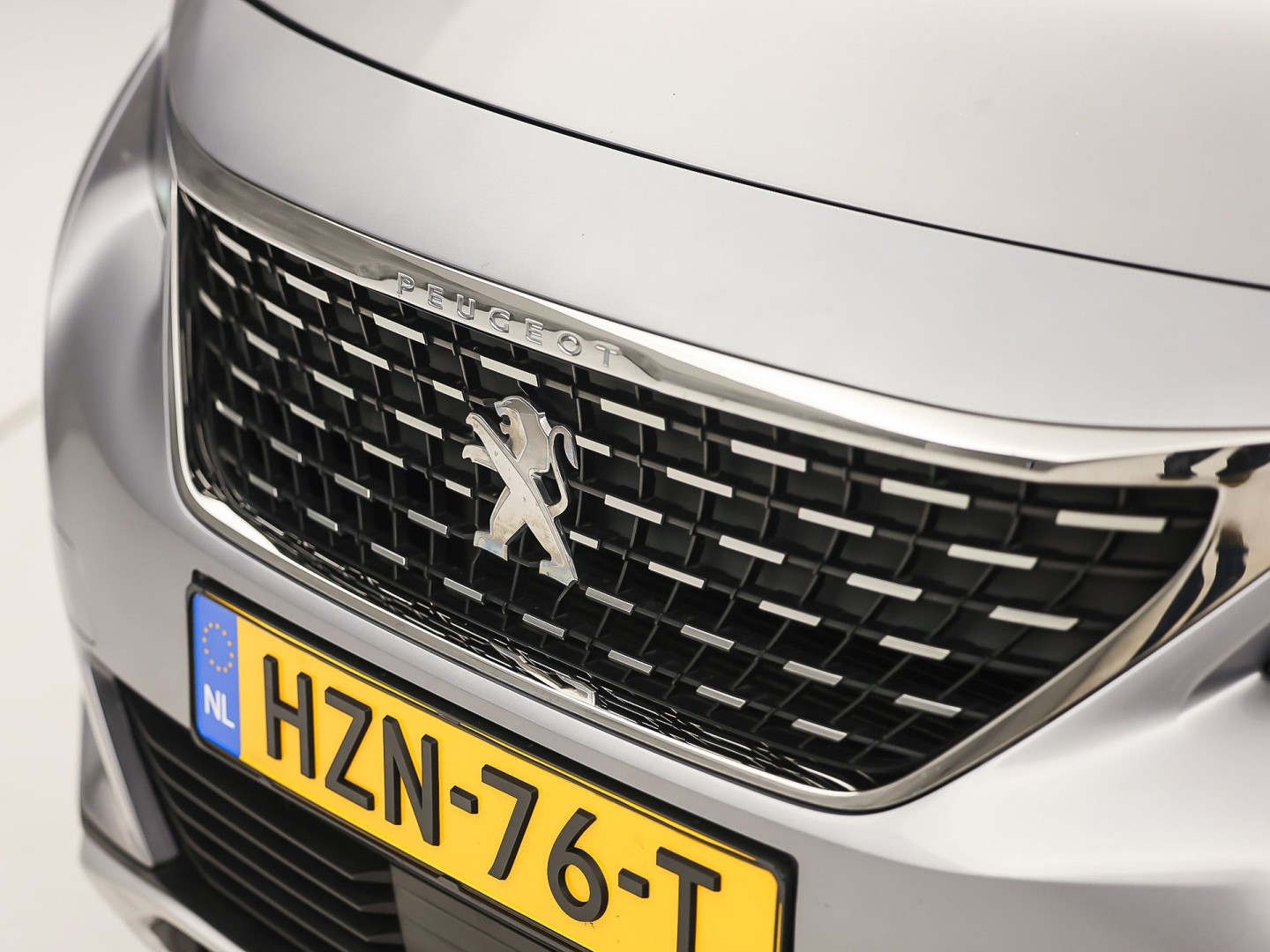 Peugeot 3008 1.2 PureTech Sport Automaat (PANORAMADAK, APPLE CARPLAY, GROOT NAVI, 360 CAMERA, LEDER, STOELVERWARMING, SPORTSTOELEN, GETINT GLAS, KEYLESS, DRIVE SELECT, NIEUWSTAAT)