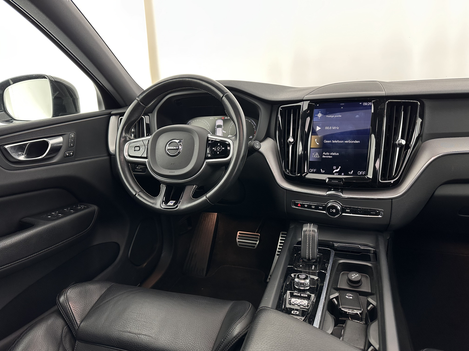 Volvo XC60 2.0 B5 Business Pro R-Design (INCL.BTW) Aut. *PANO | LUXURY-LEATHER | FULL-LEATHER | MEMORY-PACK | HEATED-SPORTSEATS | CAMERA | NAVI-FULLMAP | SHIFT-PADDLES | PRIVACY-GLASS | AIR-SUSPENSION | ECC | PDC | CRUISE | 19''ALU