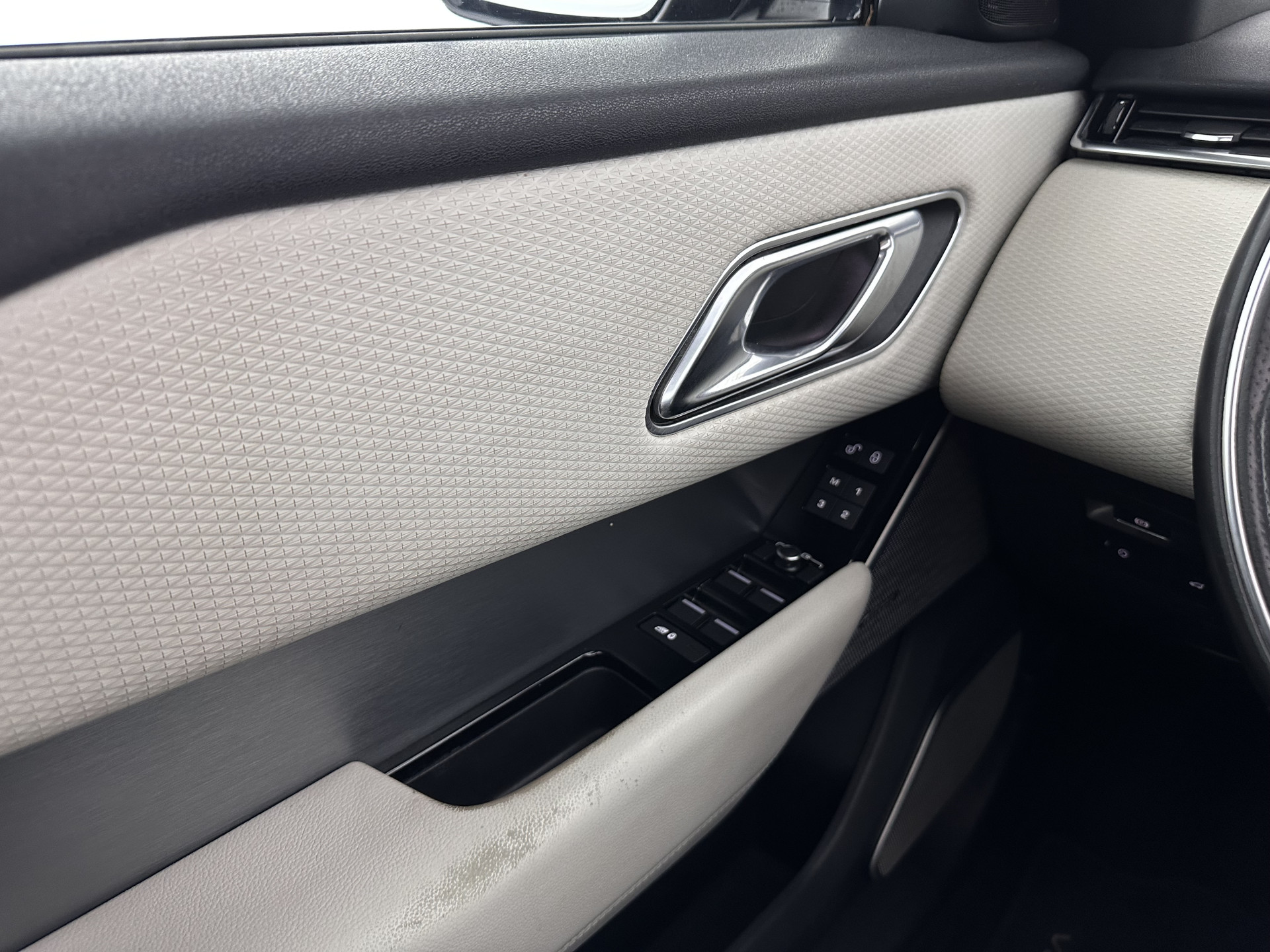 Land Rover Range Rover Velar 2.0 I4 AWD R-Dynamic HSE Aut. *PANO | LEATHER | FULL-LED | MEMORY-PACK | BLINDSPOT | MERIDIAN-SURROUND | DIGI-COCKPIT | CAMERA | KEYLESS | HEATED-COMFORTSEATS | PRIVACYGLASS | SHIFTPADDLES | HEAD-UP | 21"ALU*