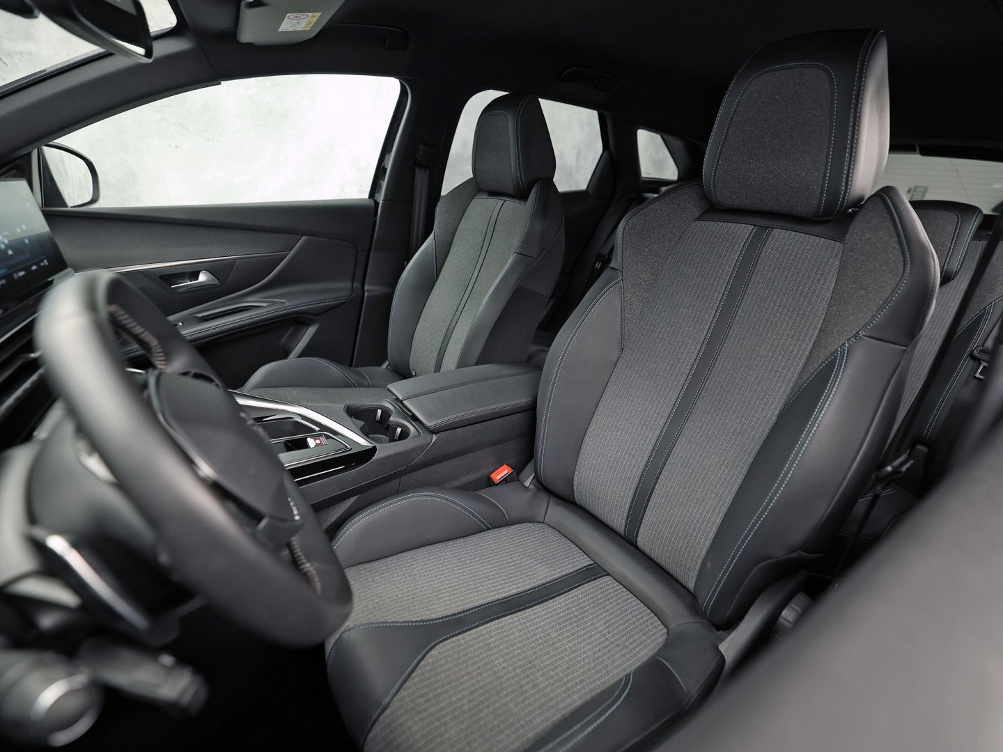 Peugeot 3008 1.6 HYbrid 225 Allure Sport 225Pk Automaat (APPLE CARPLAY, GROOT NAVI, 360 CAMERA, KEYLESS, SPORTSTOELEN, LEDER, GETINT GLAS, ZWART HEMEL, NIEUWSTAAT)