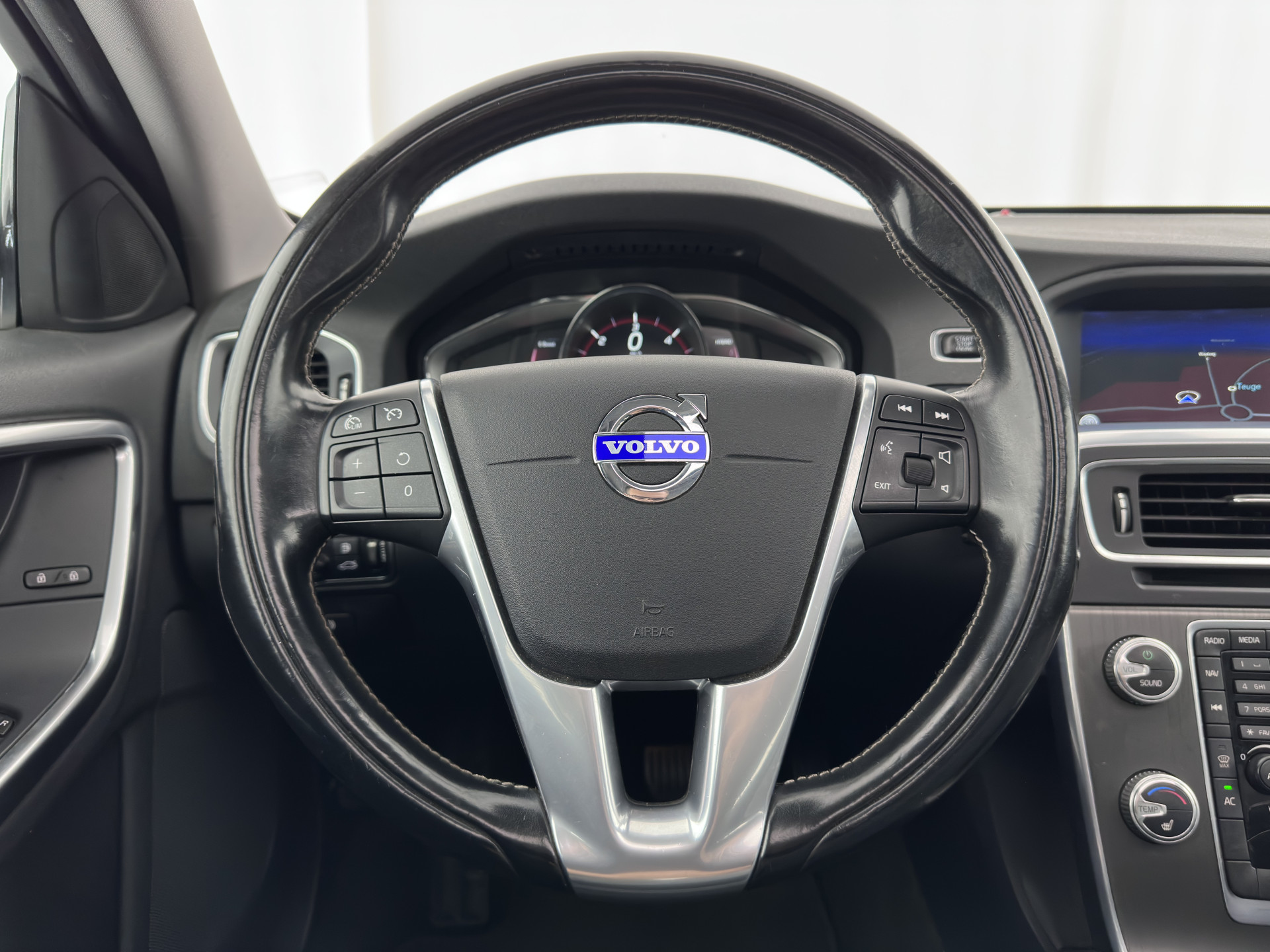 Volvo V60 2.4 D6 AWD Plug-In Hybrid Momentum Aut. *PANO | LEATHER-FABRIC | NAVI-FULLMAP | HEATED-COMFORTSEATS | ECC | PDC | CRUISE | TOWBAR | 17''ALU*