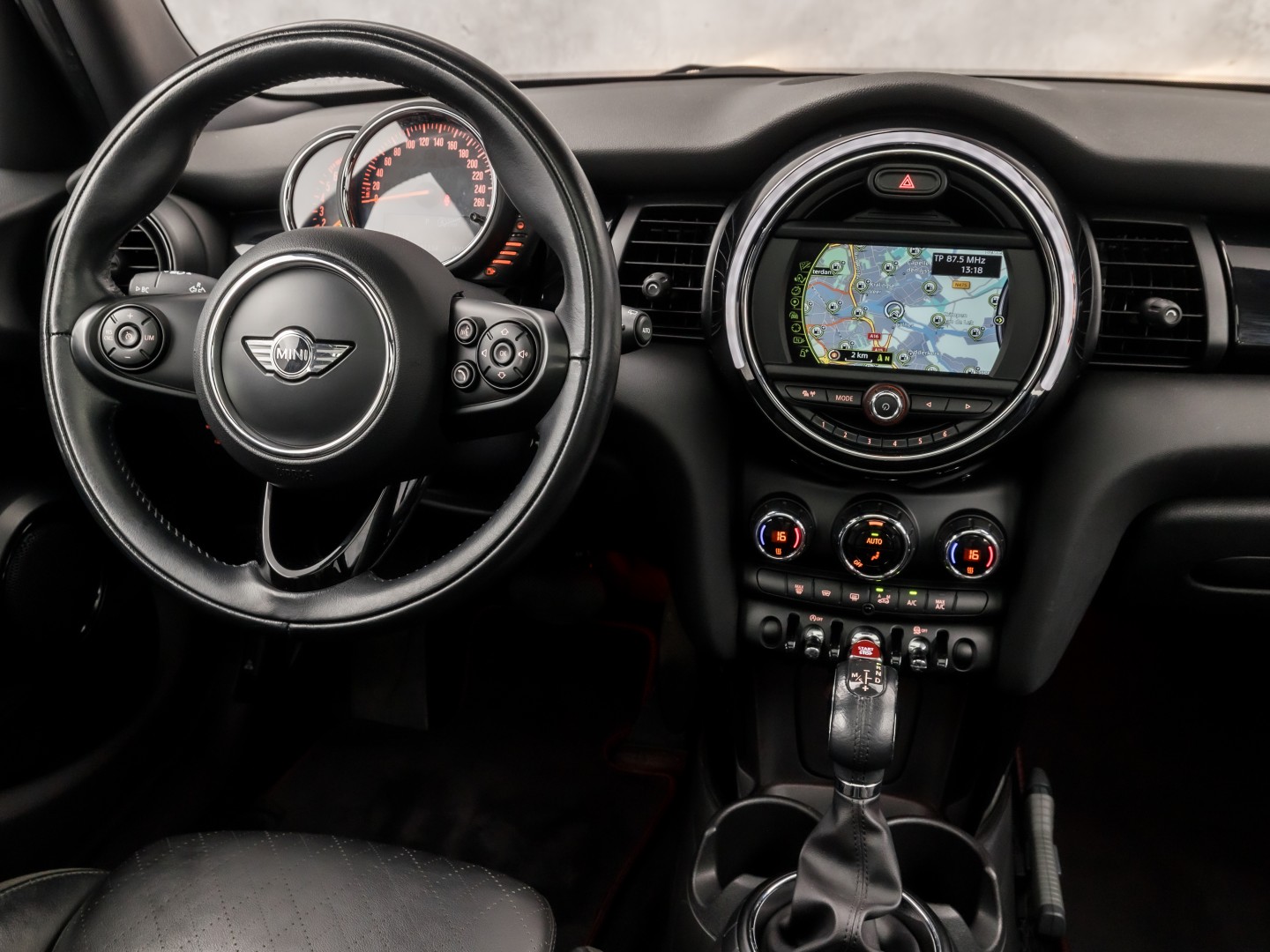 MINI 5-deurs 1.5 Cooper Chili Sport Automaat 136Pk (PANORAMADAK, 1e EIGENAAR, DEALER ONDERHOUDEN, 5 DEURS, NAVIGATIE, LEDER, SPORTSTOELEN, GETINT GLAS, PARKEERSENSOREN, NIEUWSTAAT)