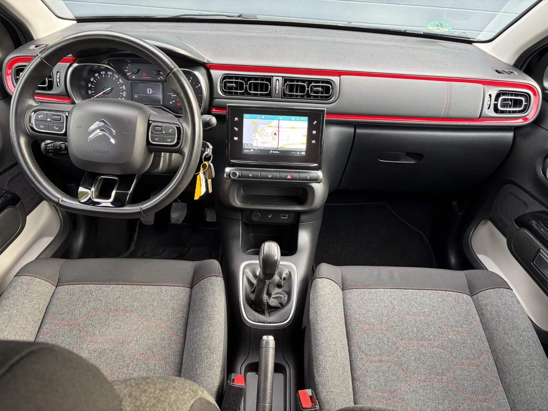 Citroen C3 1.2 PureTech Shine ✓2e Eigenaar✓Camera✓Carplay✓Navi✓Trekhaak✓Pdc✓Clima✓Cruise✓17''Lm velgen✓Rijstrooksensor✓N.A.P✓Apk tot 04-2027