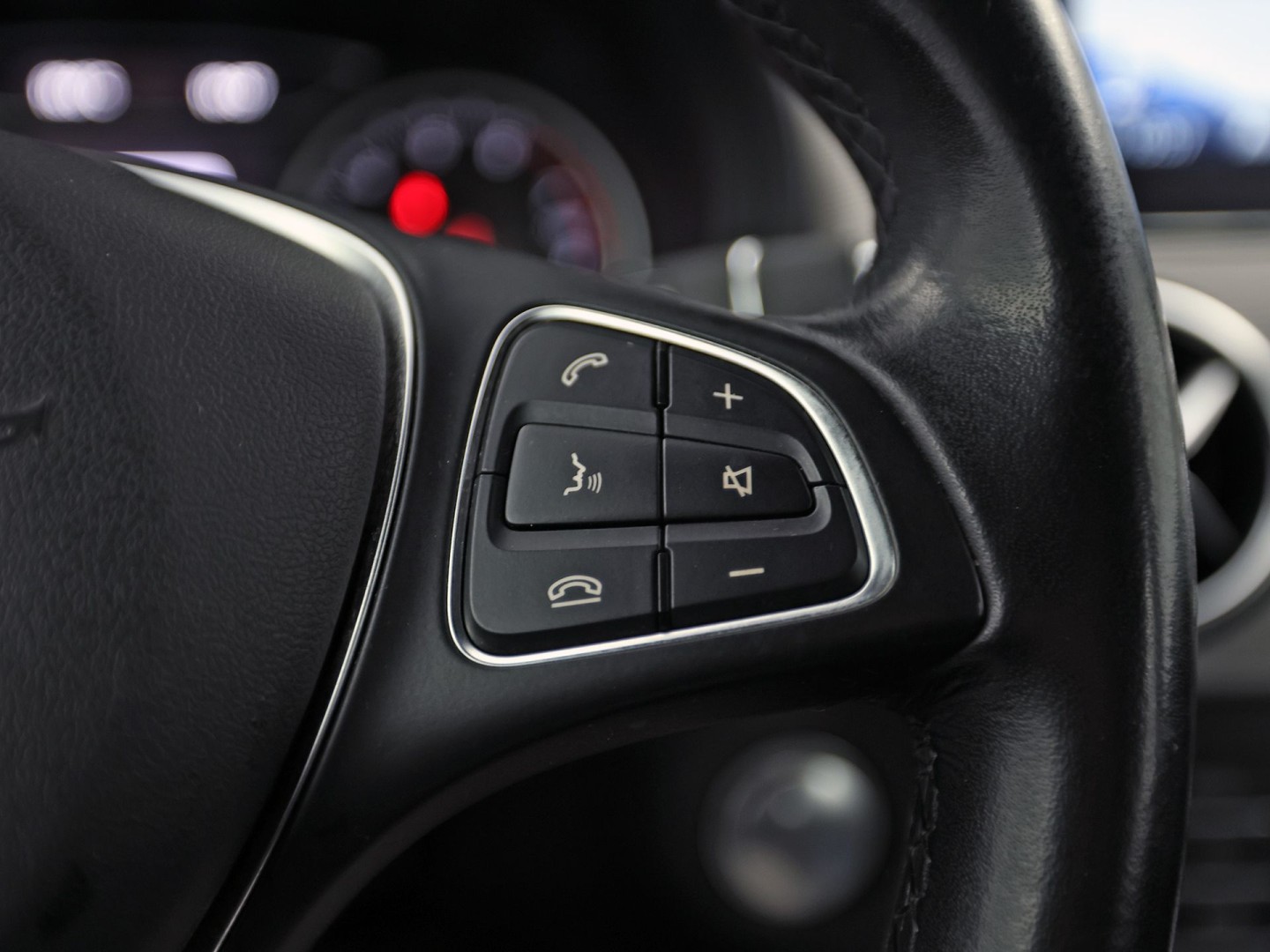 Mercedes-Benz B-klasse 180 Sport Automaat (GROOT NAVI, CAMERA, STOELVERWARMING, ZWART HEMEL, SPORTSTOELEN, CRUISE, KEYLESS START, NIEUWSTAAT)
