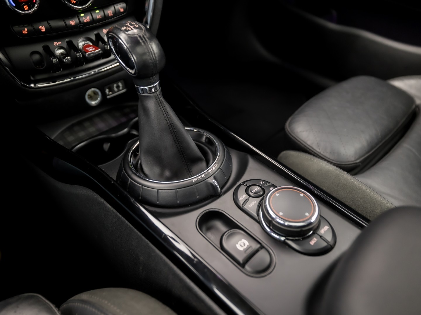 MINI Clubman 2.0 Cooper S Chilli 192Pk Automaat (PANORAMADAK, GROOT NAVI, MEMORY SEAT, LEDER, HARMAN/KARDON, CAMERA, STOELVERWARMING, LED KOPLAMPEN, NIEUWSTAAT)