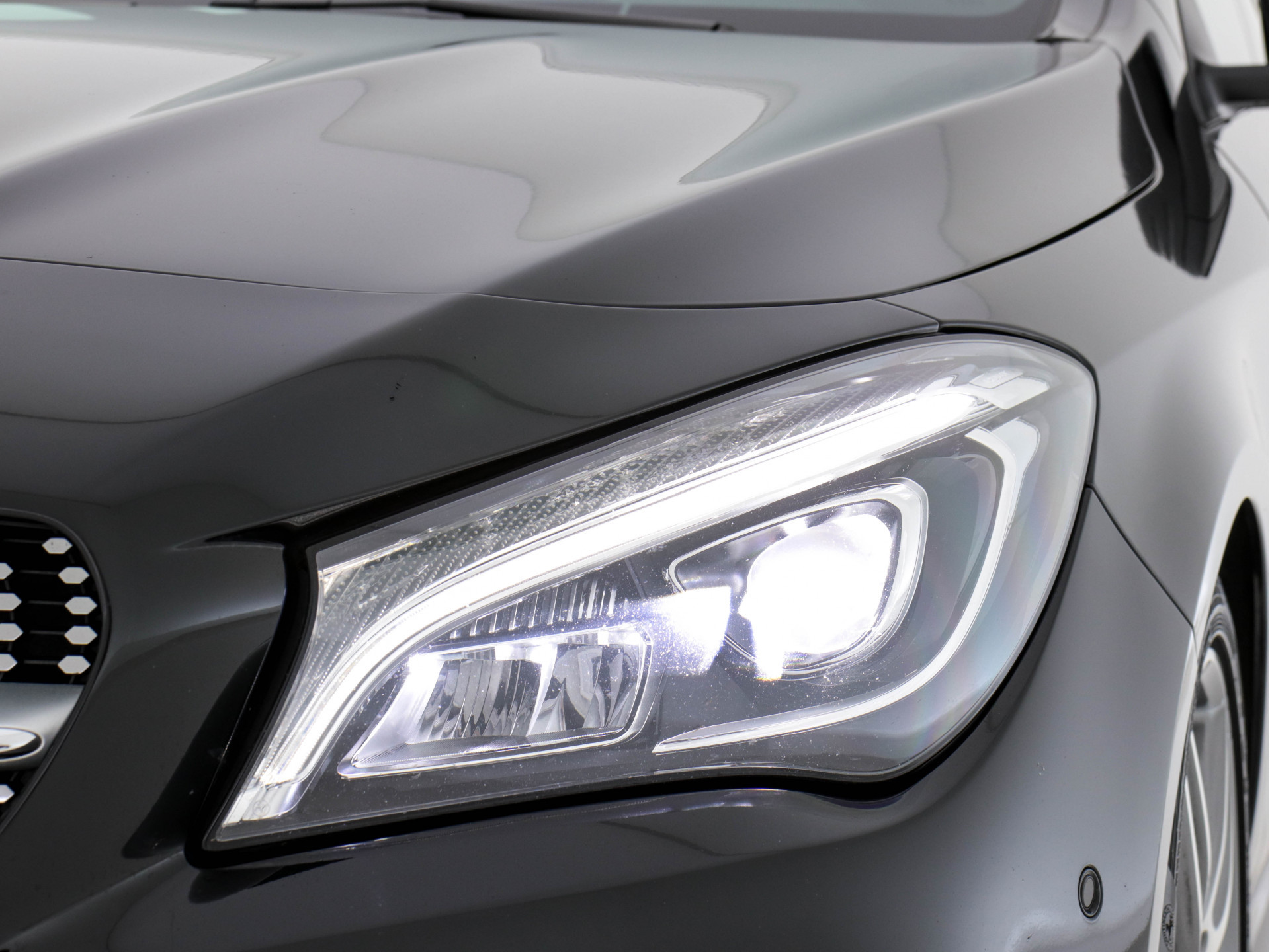 Mercedes-Benz CLA-klasse Shooting Brake 180 AMG-Line Business Solution (INCL-BTW) Aut. *NAVI-FULLMAP | FULL-LED | LEATHER-MICROFIBRE | CAMERA | ECC | PDC | CRUISE | SPORT-SEATS | SHIFT-PADDLES | 18"ALU*