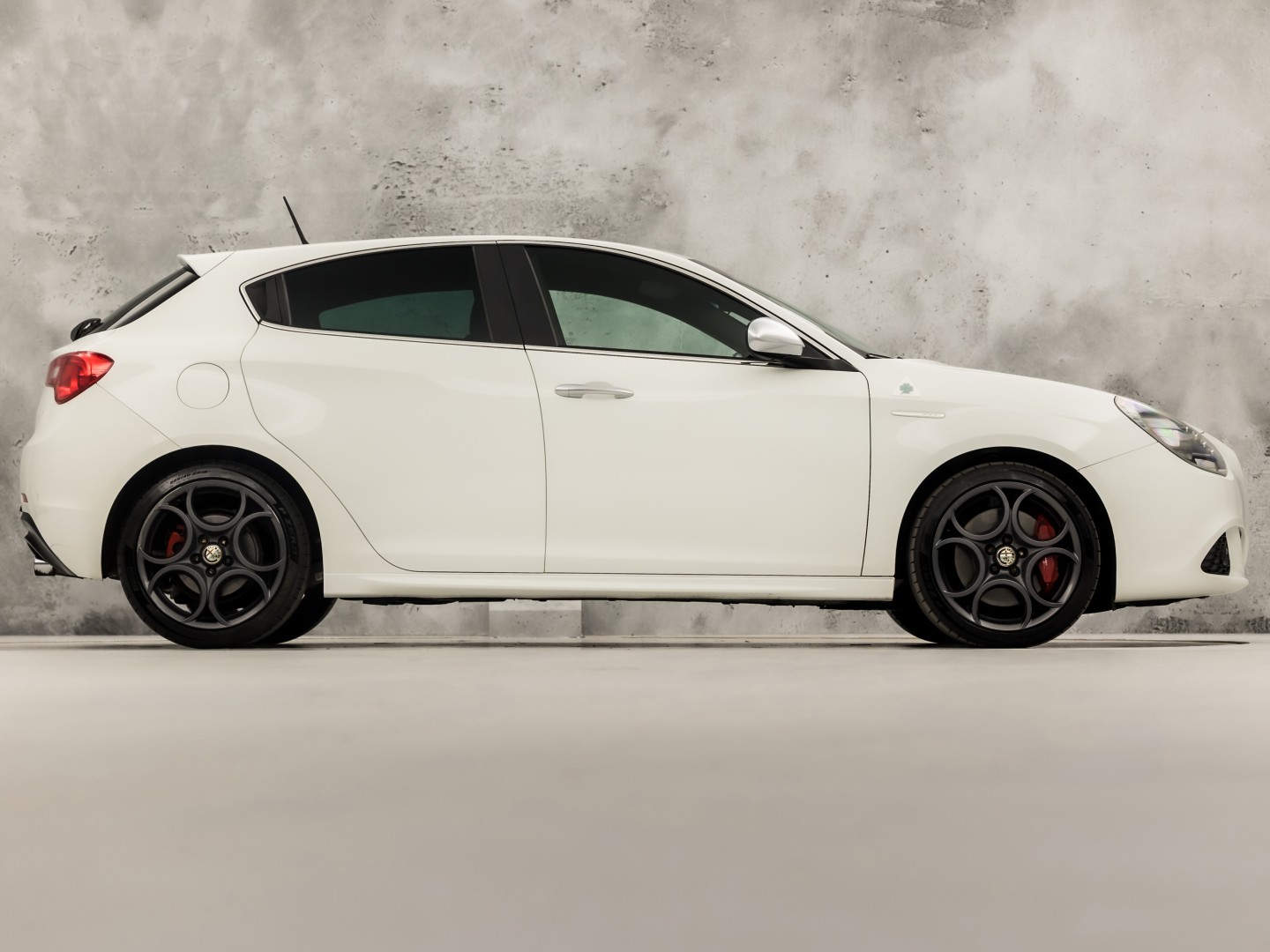Alfa Romeo Giulietta 1.7 TBi Quadrifoglio Verde Sport 235Pk (APPLE CARPLAY, CLIMATE, GETINT GLAS, SPORTSTOELEN, LEDER, CRUISE, NIEUWSTAAT)