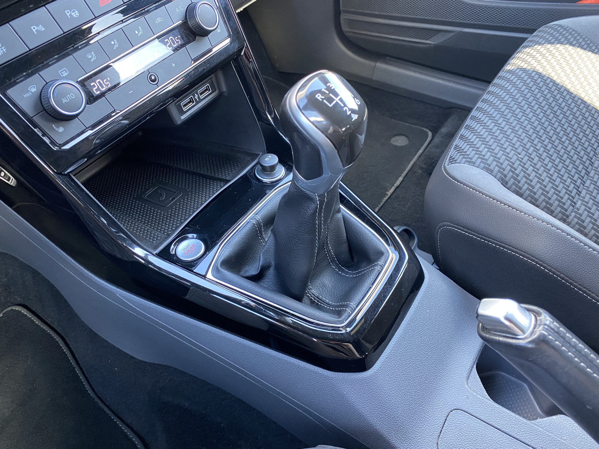 Volkswagen T-Cross 1.0 TSI R Line 116 pk | dealer onderh. | virtual cockpit | navigatie | camera | stoelverwarming | apple carplay | keyless go