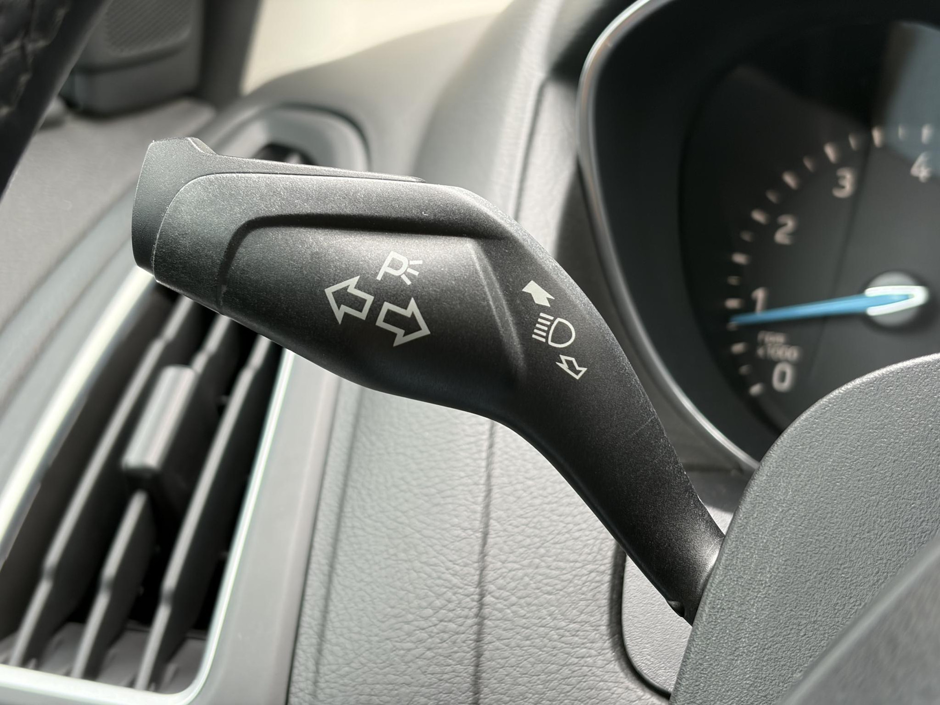 Ford Focus Wagon 1.5 Titanium Edition 1e Eigenaar,150pk,Navi,Camera,6 Bak,Stoelverw,Stuurverw,Leder,Lm velgen,Pdc V+A,Elekt.stoelen,Recent beurt gehad,Apk tot 03-2027