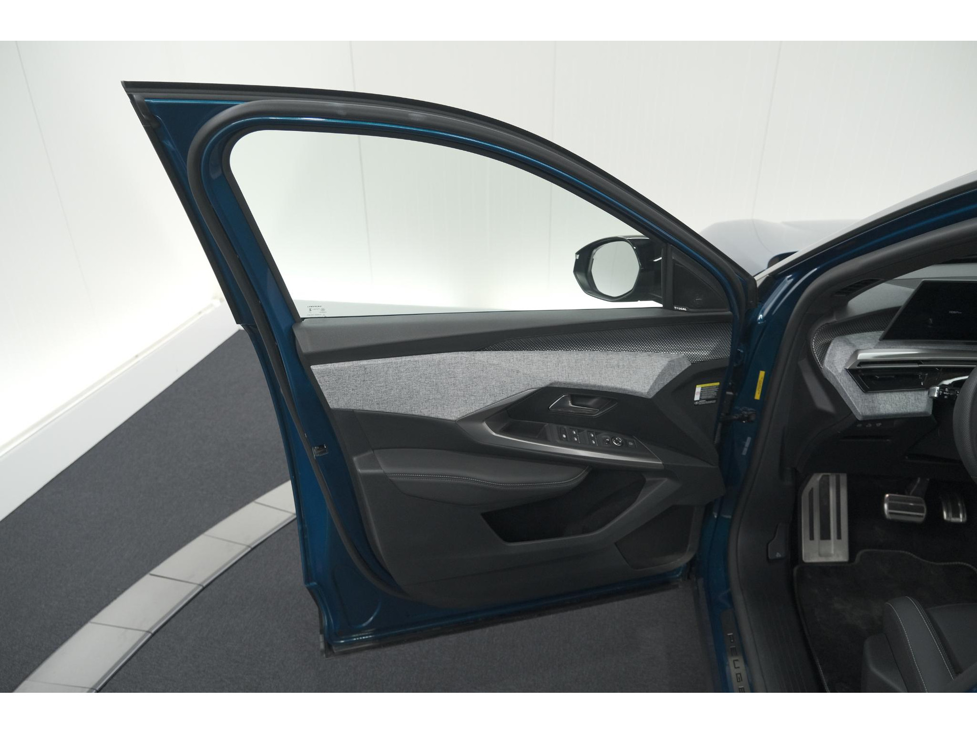 Peugeot 3008 1.2 Hybrid 136 GT | Panoramdak | 360 Camera | Stoelverwarming | Elektrische Kofferklep | Allseason Banden