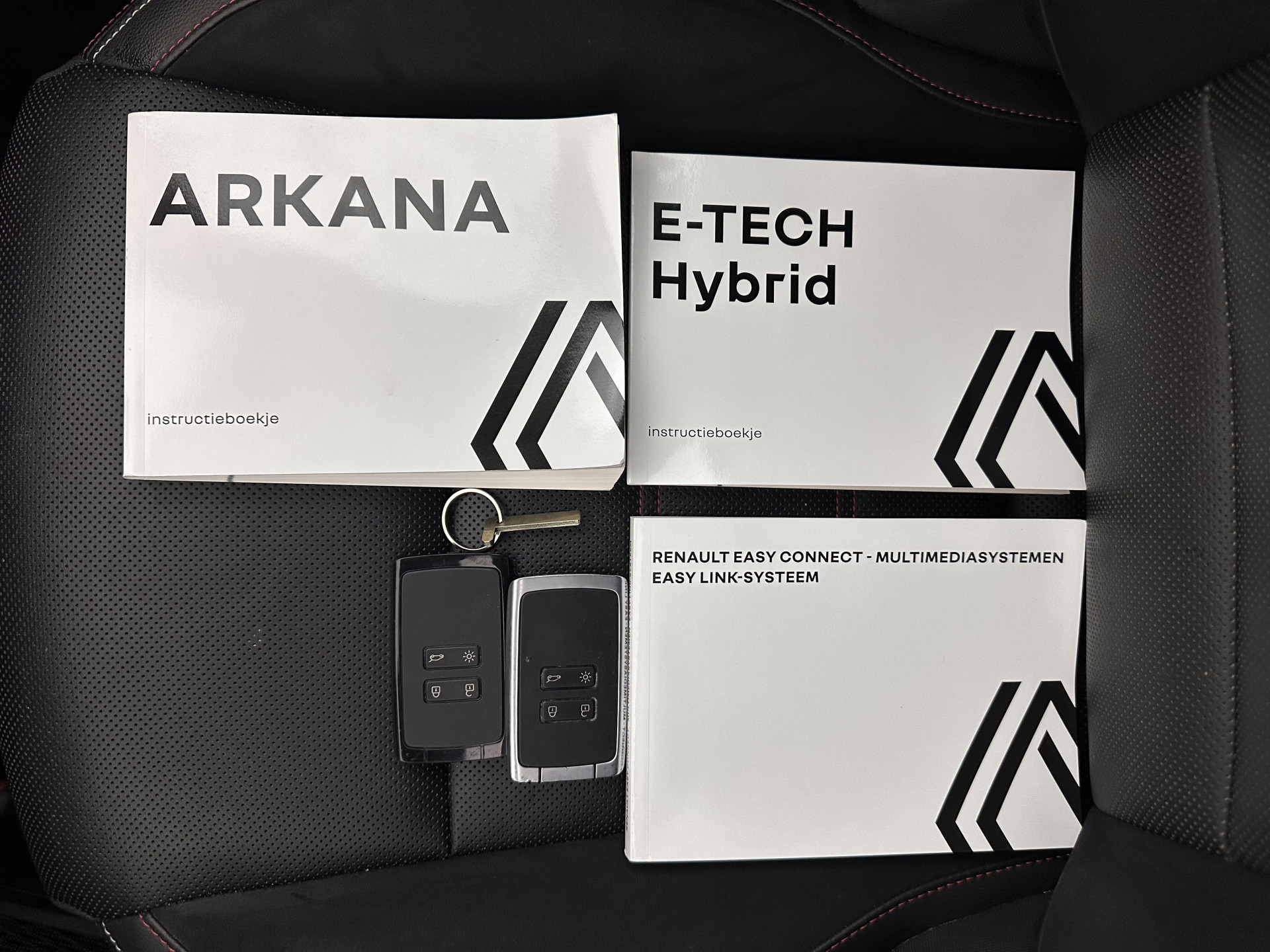 Renault Arkana 1.6 E-Tech Hybrid 145 R.S. Line (INCL.BTW) Aut. *PANO | ADAPTIVE-CRUISE | LEATHER | FULL-LED | BLINDSPOT | CAMERA | HEATED-SPORTSEATS | KEYLESS | AMBIENT-LIGHT | DIGI-COCKPIT | PRIVACY-GLASS | NAVI-FULLMAP | ECC | PDC | 18'