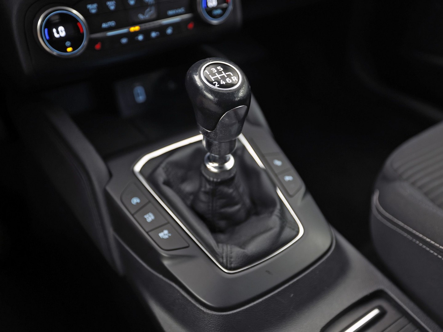 Ford Focus Wagon 1.0 EcoBoost Titanium Sport (APPLE CARPLAY, GROOT NAVI, STUUR/STOELVERWARMING, CAMERA, SPORTSTOELEN, GETINT GLAS, ADAPTIVE CRUISE, NIEUWSTAAT)