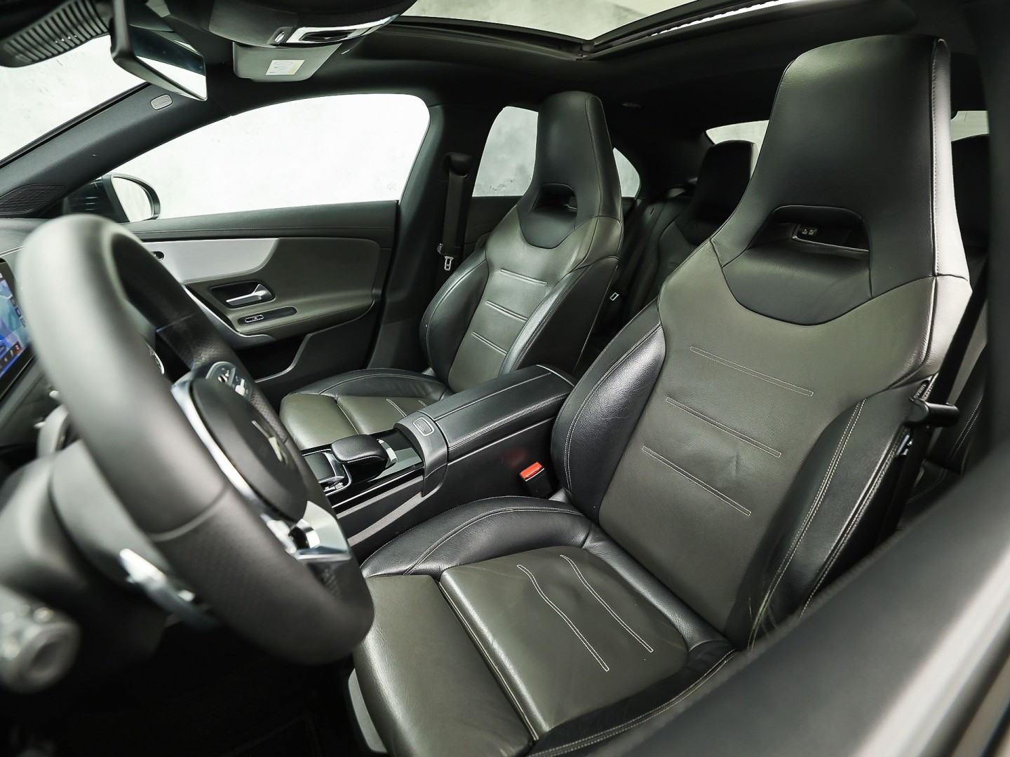 Mercedes-Benz CLA-Klasse 200 AMG Sport 163Pk Automaat (PANORAMADAK, GROOT NAVI, LEDER, CAMERA, SPORTSTOELEN, GETINT GLAS, STOELVERWARMING, NIEUWSTAAT)