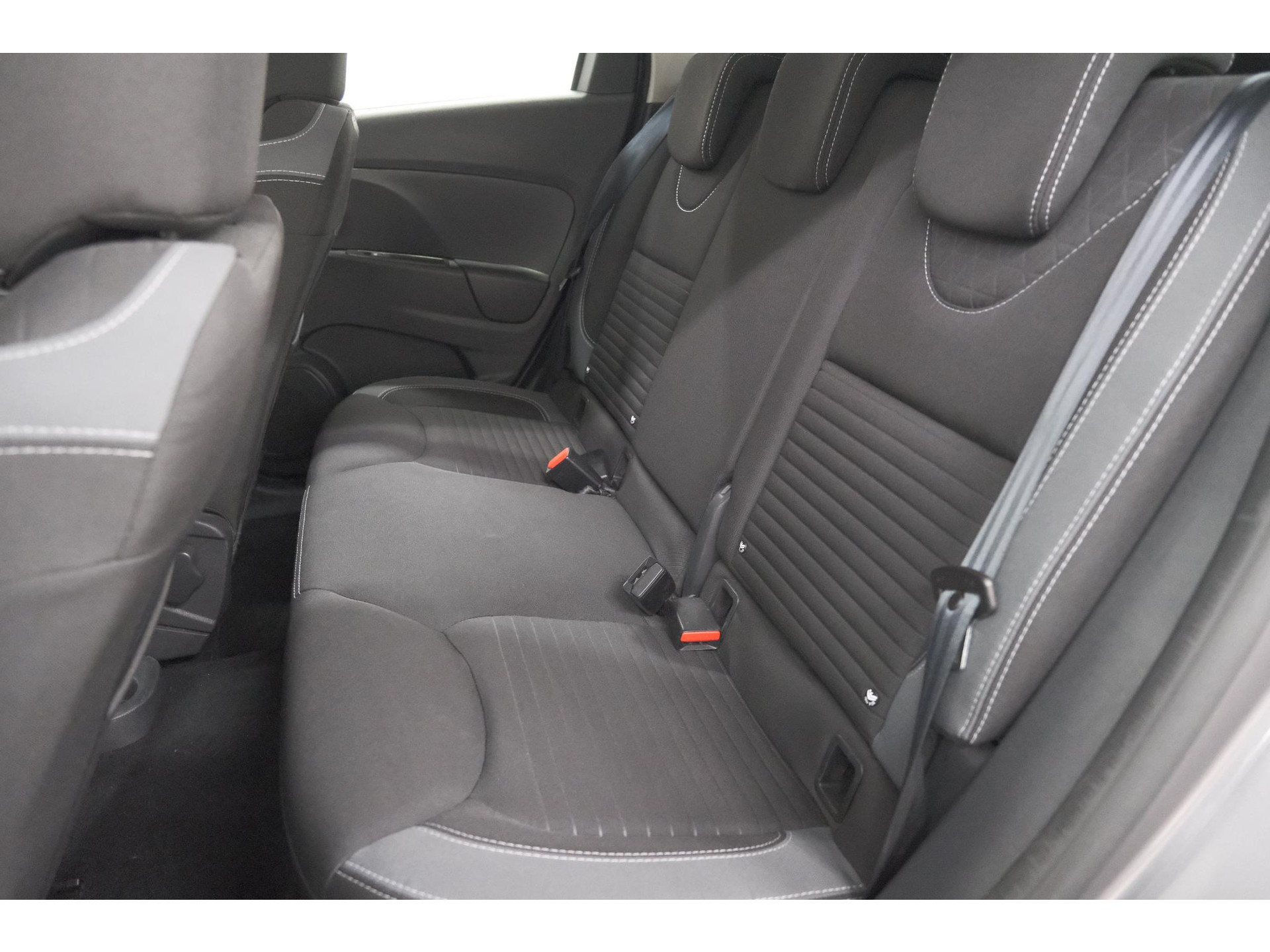 Renault Clio Estate 1.5 dCi ECO Dynamique | Parkeersensoren voor + achter | Armsteun | Navigatie